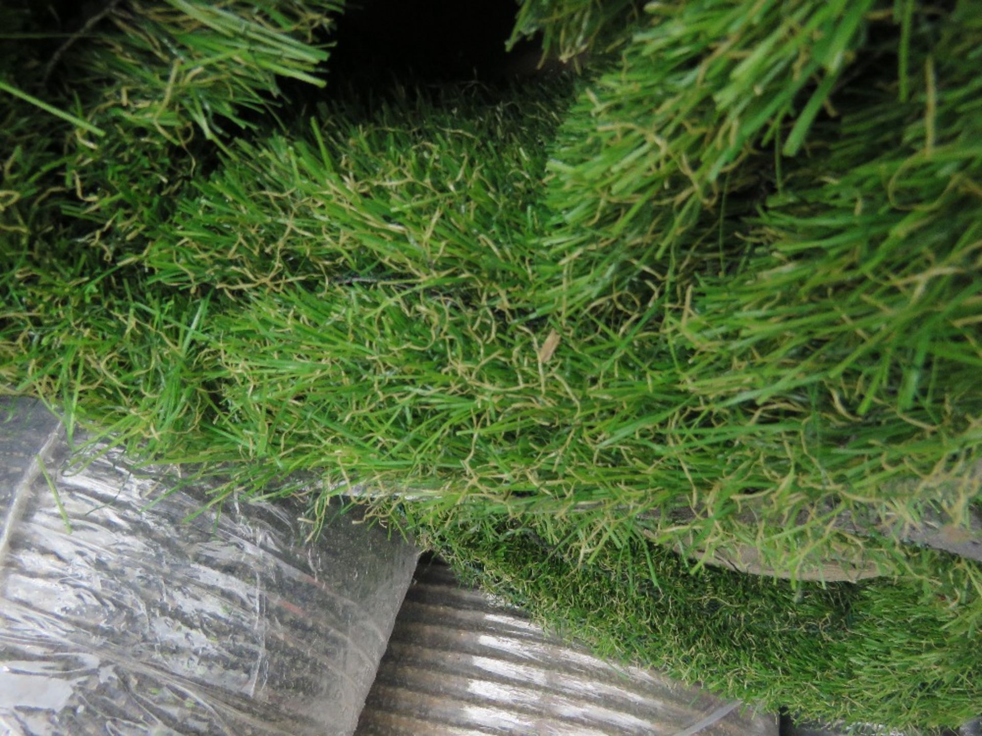 PALLET OF QUALITY GRADE ASTRO TURF GRASS MATTING, PART ROLLS AS SHOWN IN IMAGES. THIS LOT IS SOLD U - Image 3 of 3