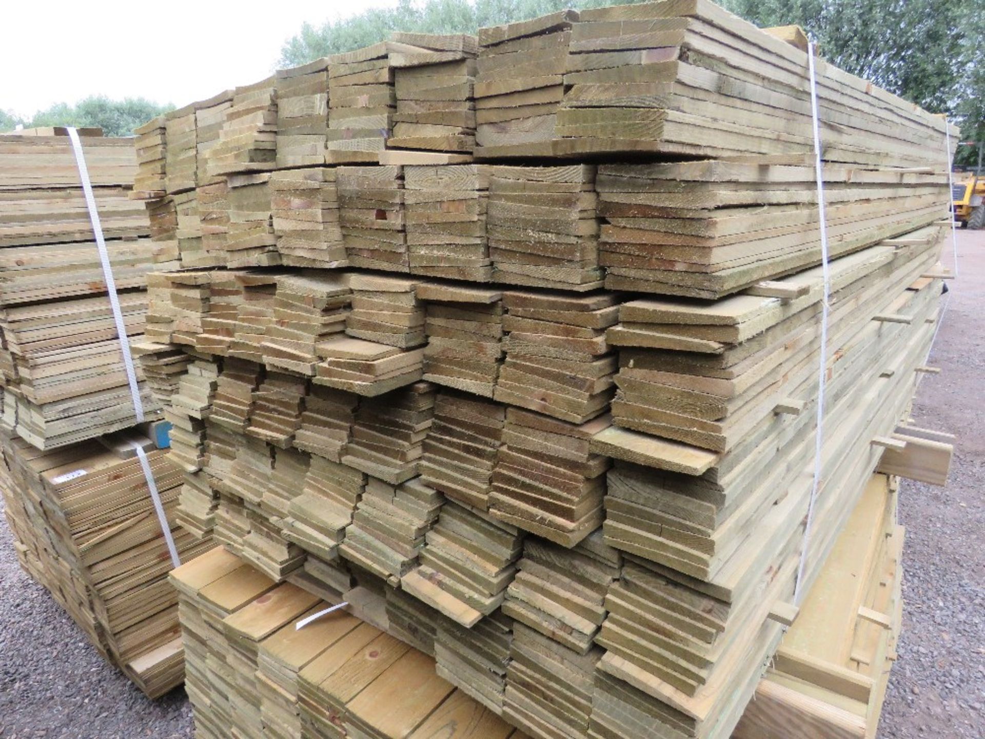 LARGE PACK OF PRESSURE TREATED FEATHER EDGE FENCE CLADDING TIMBER BOARDS: 1.65M LENGTH X 10CM WIDTH - Image 2 of 3