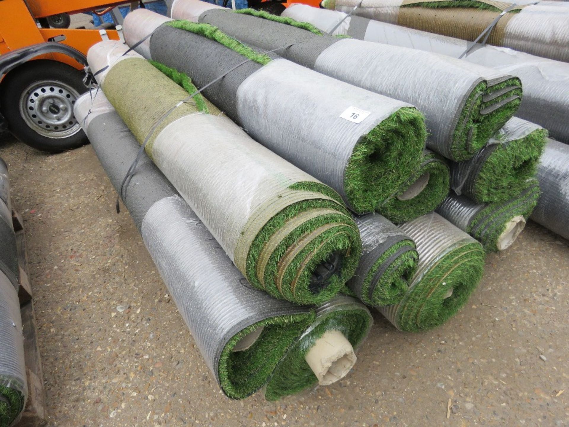 PALLET OF QUALITY GRADE ASTRO TURF GRASS MATTING, PART ROLLS AS SHOWN IN IMAGES. THIS LOT IS SOLD U