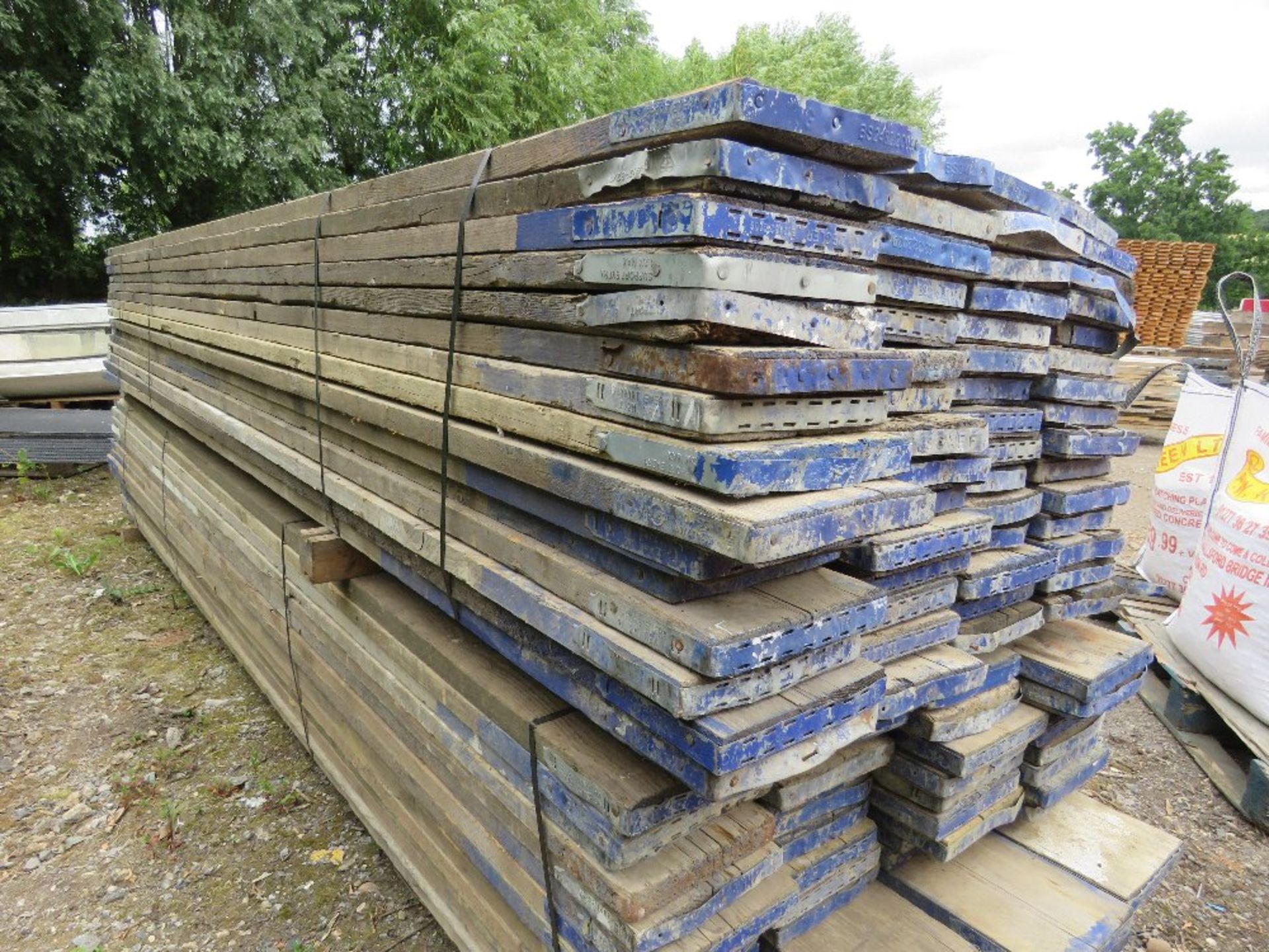 STACK OF 60 X PRE USED SCAFFOLD BOARDS, 3.9M LENGTH APPROX. THIS LOT IS SOLD UNDER THE AUCTIONEERS M - Image 3 of 4