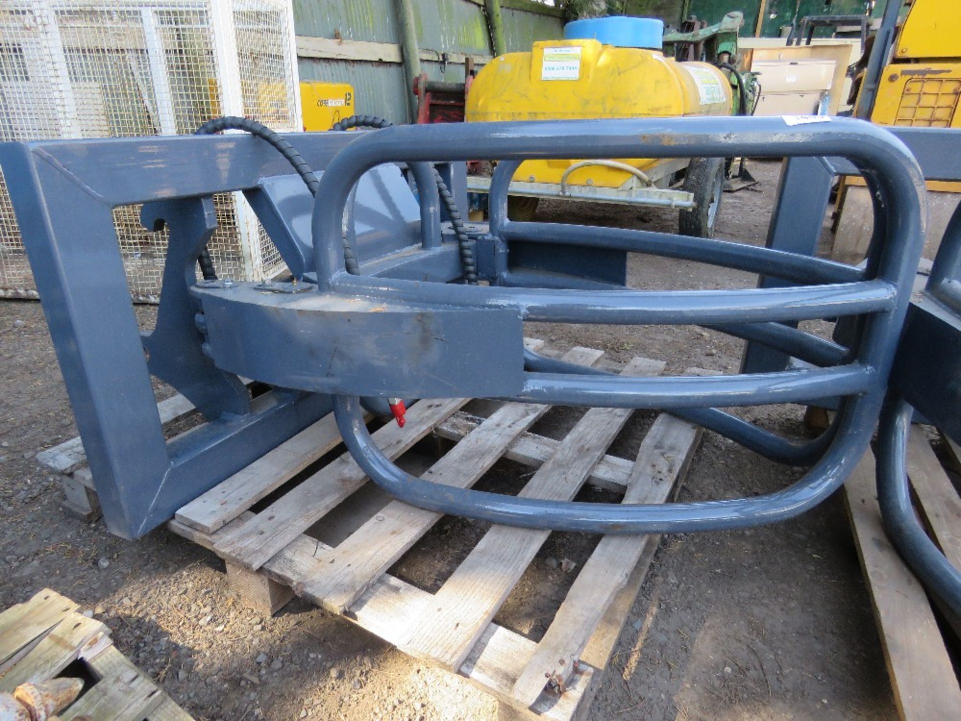 WRAPPED BALE SQUEEZE ATTACHMENT FOR TRACTOR FOREND LOADER OF FORKLIFT/TELHANDLER, UNUSED.