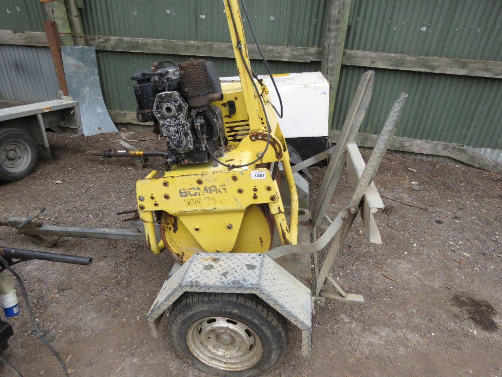 BOMAG HANDLE START ROLLER ON A TRAILER..NO HANDLE THEREFORE UNTESTED.