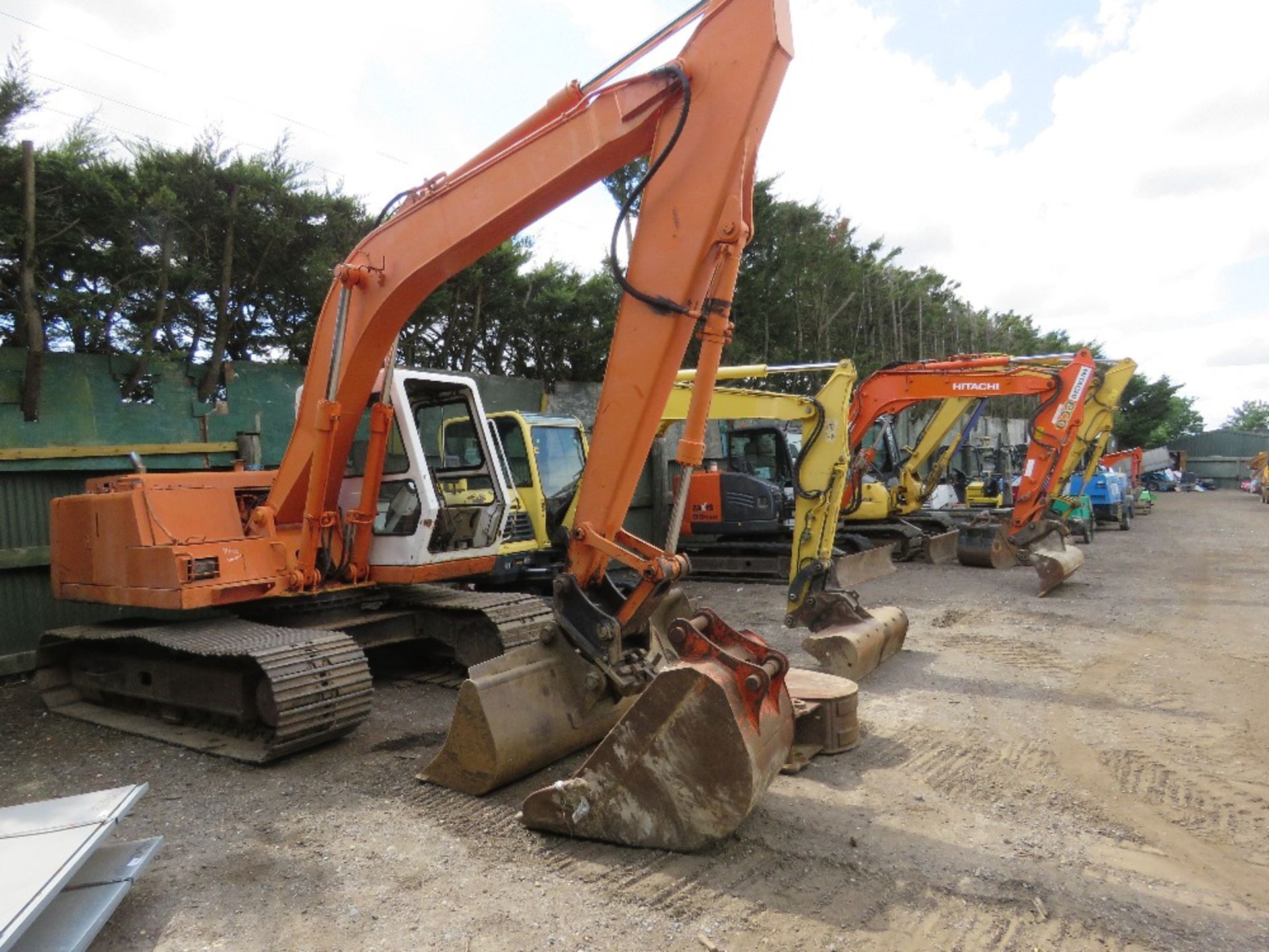 DAEWOO 13TONNE STEEL TRACKED EXCAVATOR WITH 3 X BUCKETS. STRAIGHT FROM A LONG RUNNING PRIVATE HOUSE - Image 5 of 7