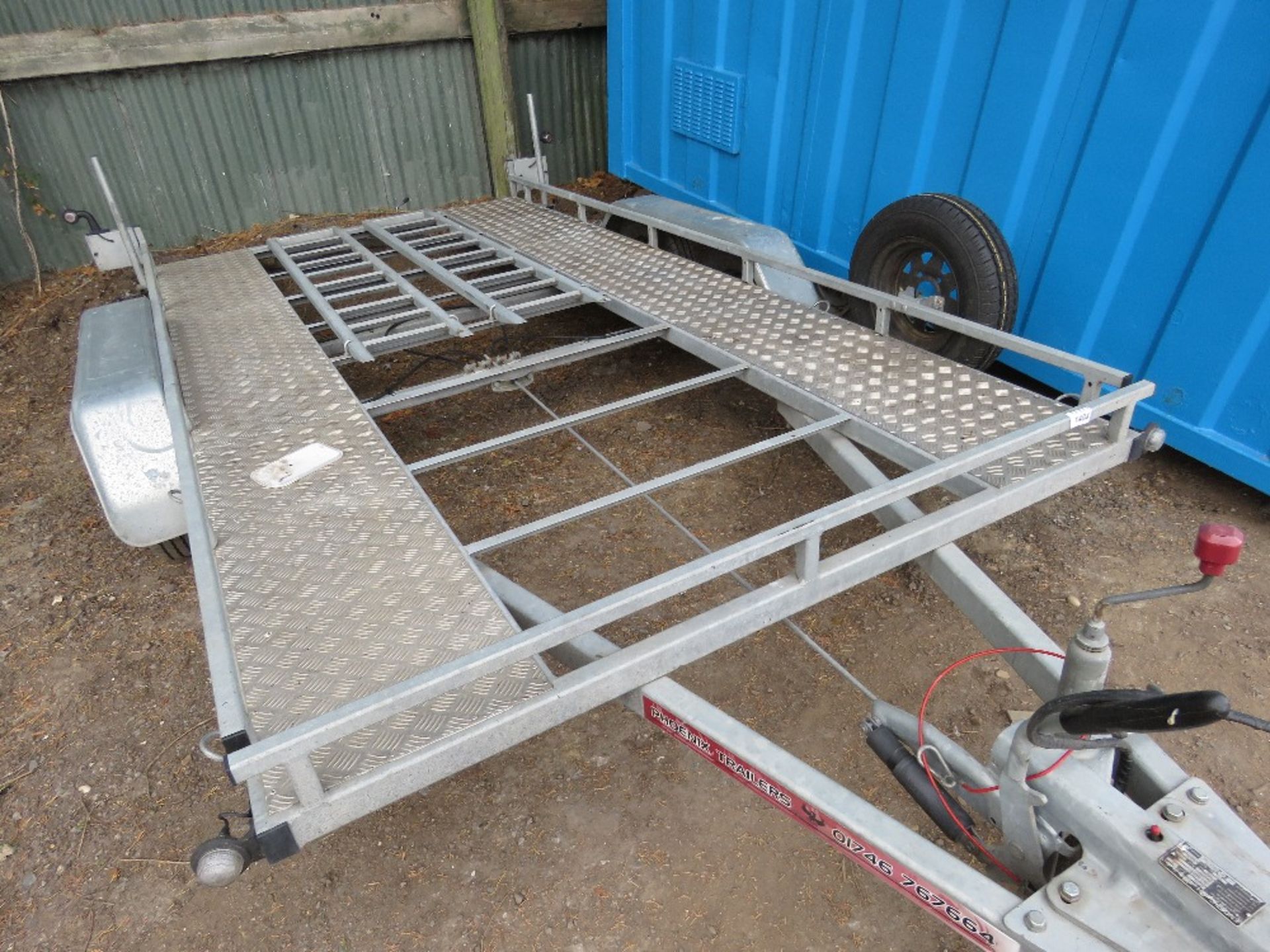 PHOENIX 1700KG TWIN AXLED CAR TRAILER 12FT X 6FT BED APPROX, YEAR 2016. SN:SHACARTRANS00063. SOURC - Image 4 of 7