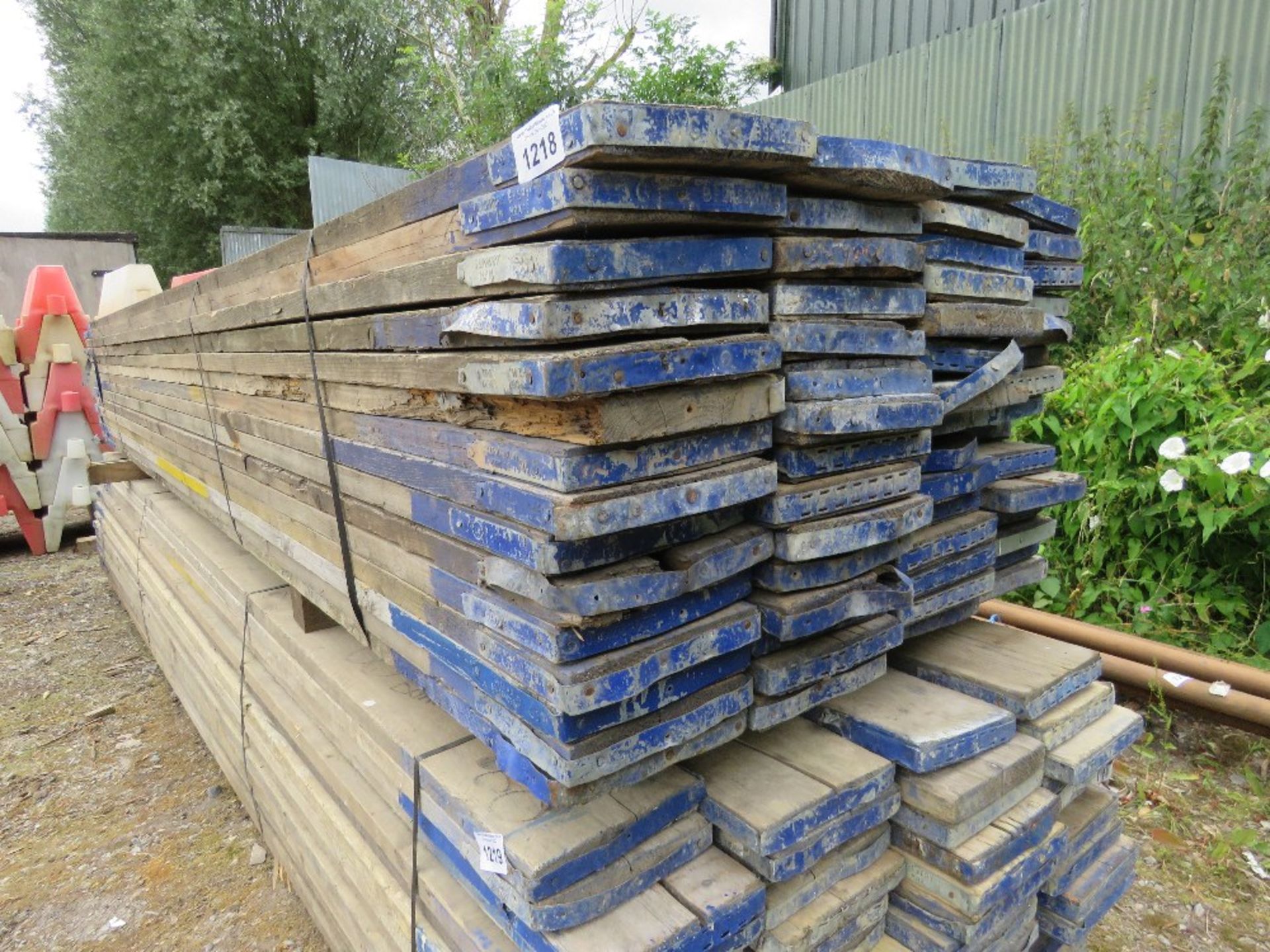 STACK OF 60 X PRE USED SCAFFOLD BOARDS, 3.9M LENGTH APPROX. THIS LOT IS SOLD UNDER THE AUCTIONEERS M