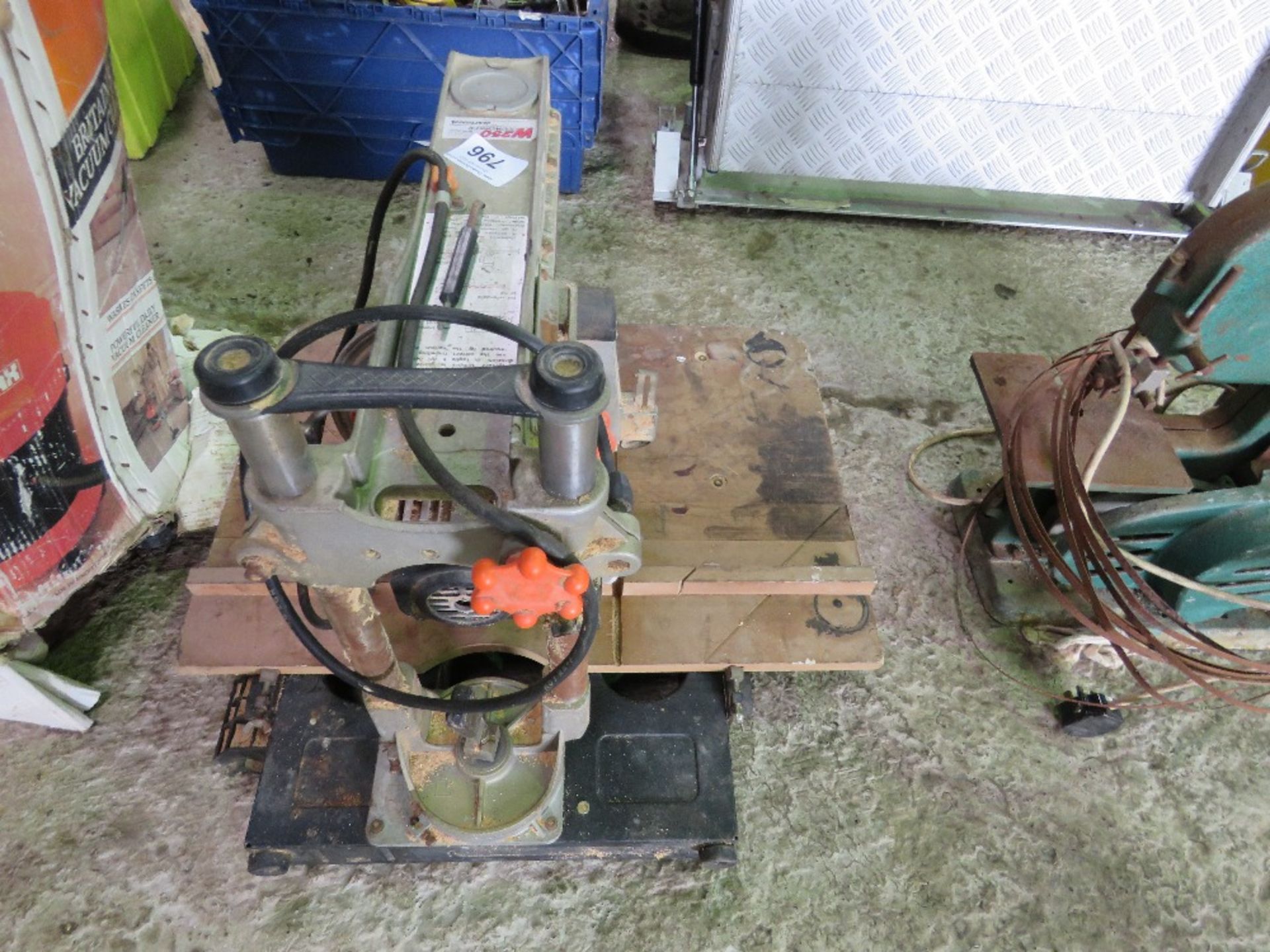 SMALL 240VOLT WOOD WORKING SAW. THIS LOT IS SOLD UNDER THE AUCTIONEERS MARGIN SCHEME, THEREFORE NO V - Image 3 of 4