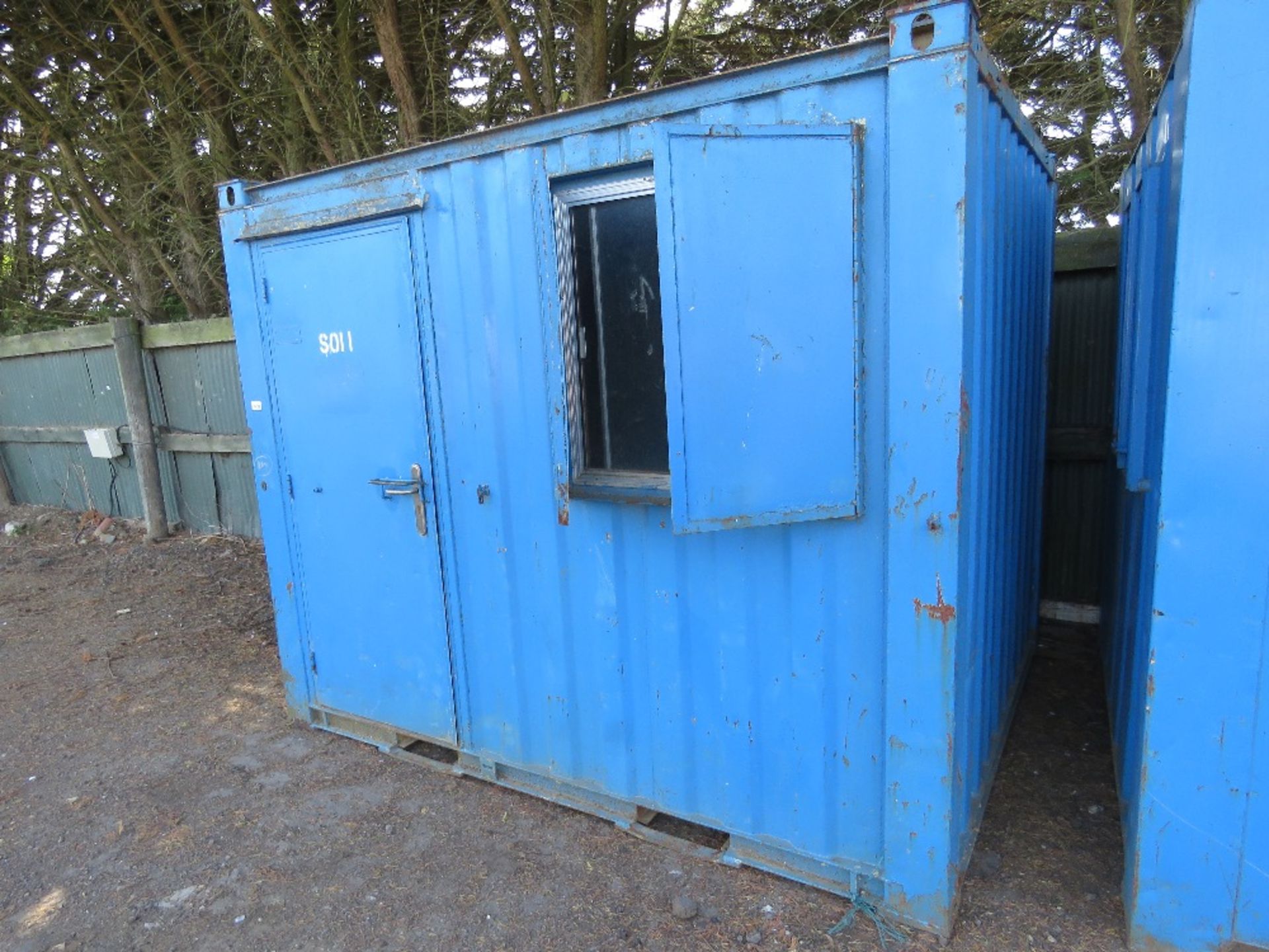SECURE SITE OFFICE WITH KEY. 10FT X 8FT APPROX. SO11. - Image 2 of 3