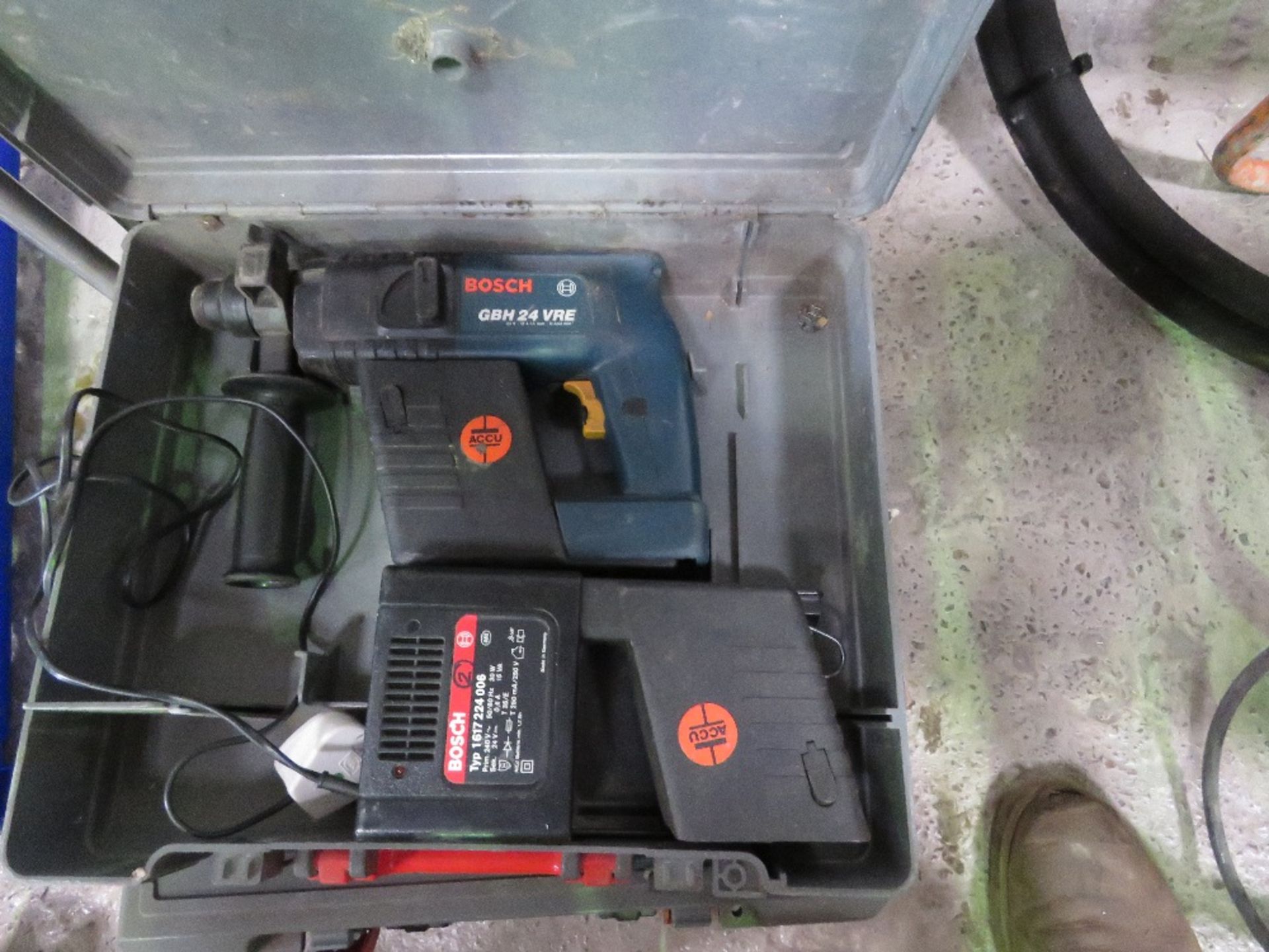 2 X BOSCH 24VOLT BATTERY DRILLS. THIS LOT IS SOLD UNDER THE AUCTIONEERS MARGIN SCHEME, THEREFORE NO - Image 2 of 5