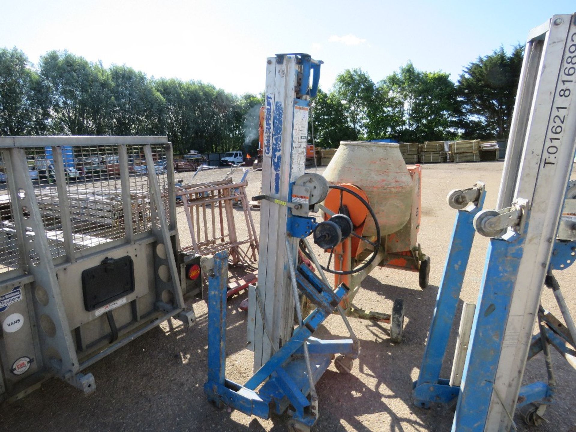 GENIE 2 STAGE MATERIAL HOIST / LIFT UNIT WITH FORKS. - Image 2 of 4