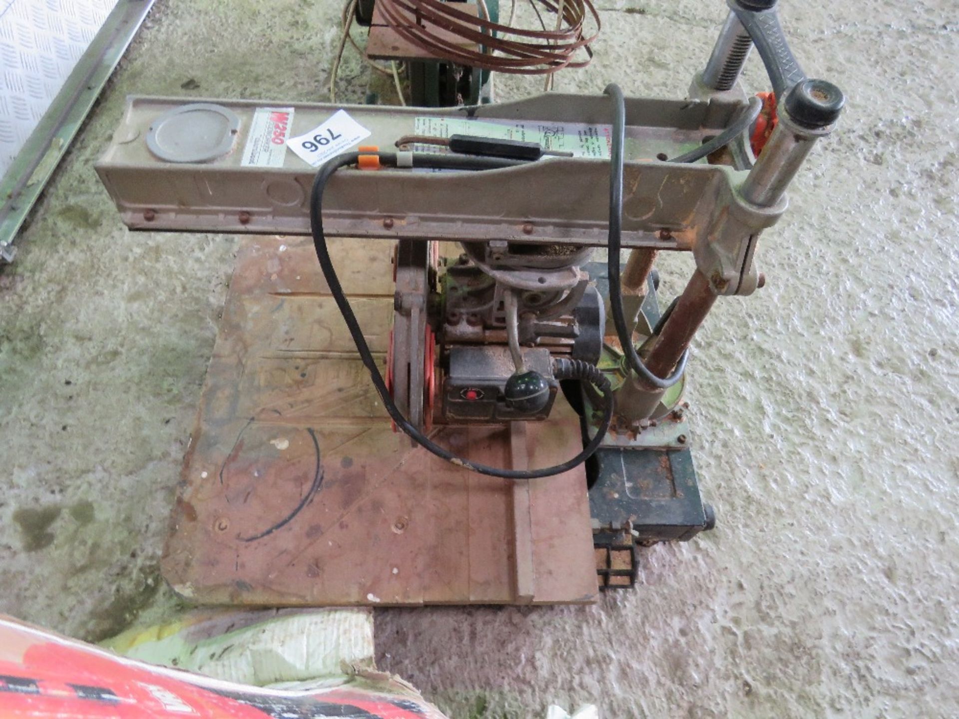 SMALL 240VOLT WOOD WORKING SAW. THIS LOT IS SOLD UNDER THE AUCTIONEERS MARGIN SCHEME, THEREFORE NO V - Image 2 of 4