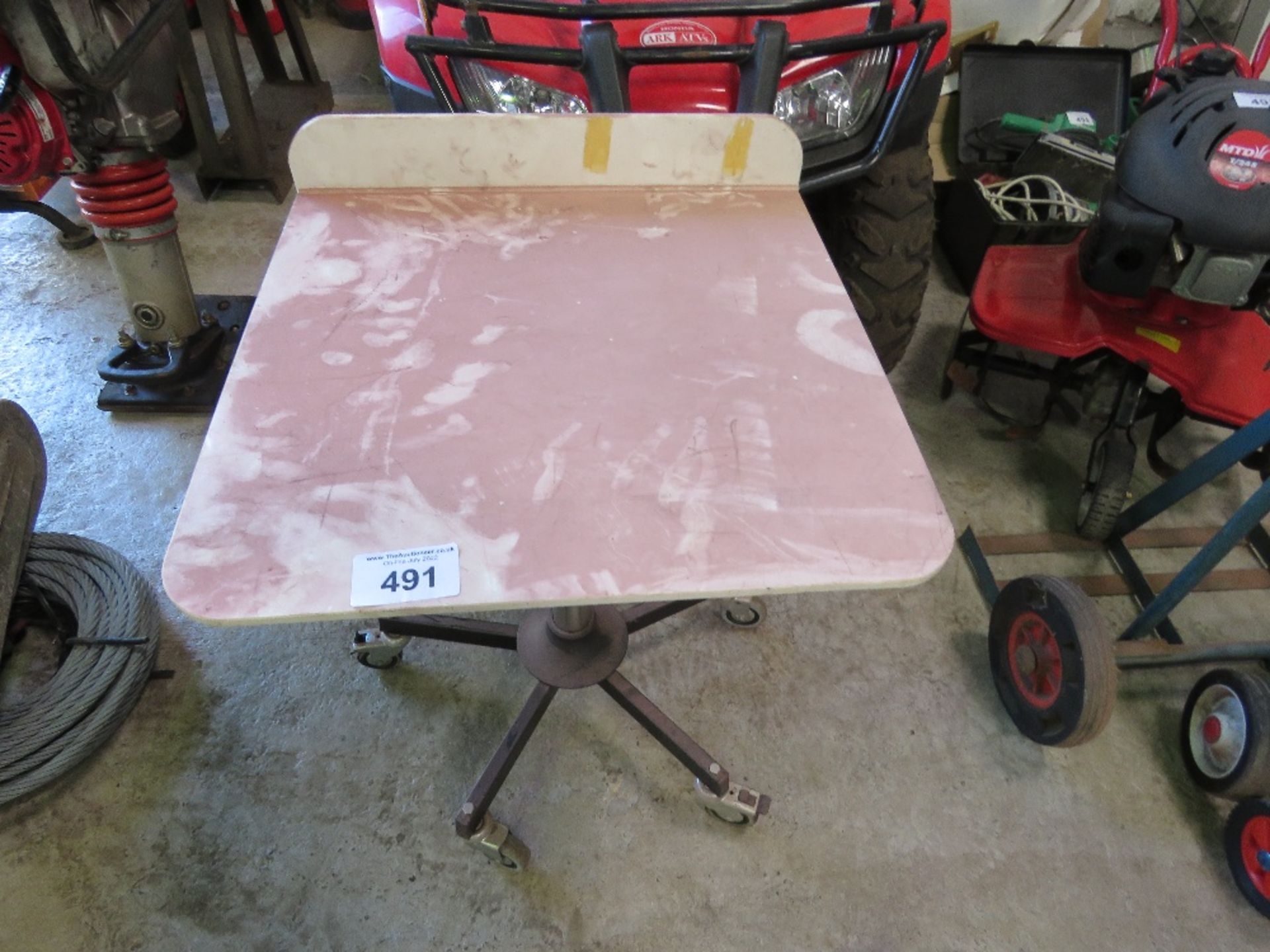 ADJUSTABLE HEIGHT WORK TABLE. THIS LOT IS SOLD UNDER THE AUCTIONEERS MARGIN SCHEME, THEREFORE NO VAT - Image 2 of 3