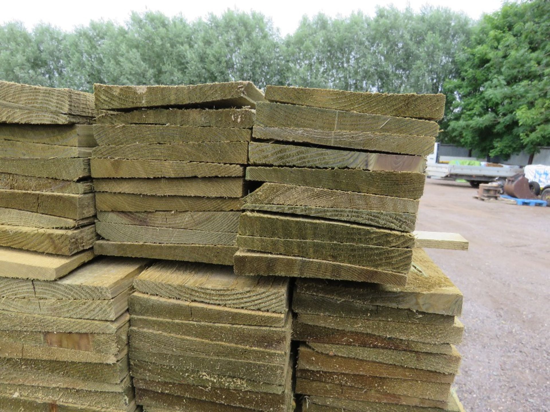 LARGE PACK OF PRESSURE TREATED FEATHER EDGE FENCE CLADDING TIMBER BOARDS: 1.65M LENGTH X 10CM WIDTH - Image 3 of 3