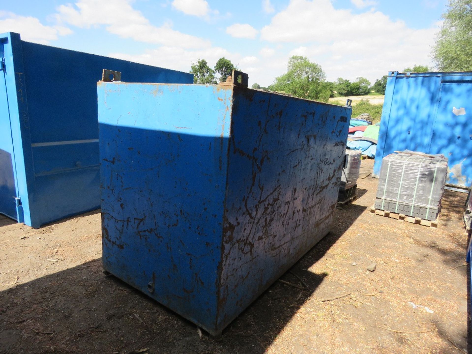 SMALL STEEL STORAGE CONTAINER WITH LIFTING EYES 8FT X 4FT APPROX. DIRECT FROM A LOCAL GROUNDWORKS - Bild 2 aus 5