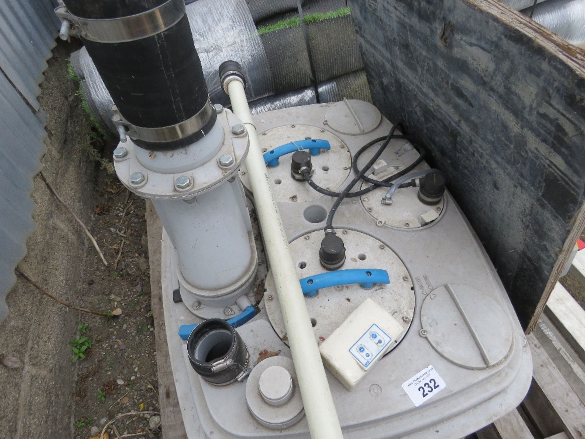 SANICUBIC 2XL R500 TYPE SLUDGE/SEWAGE PUMP SYSTEM, 240VOLT POWERED. THIS LOT IS SOLD UNDER THE AUCTI - Image 2 of 6