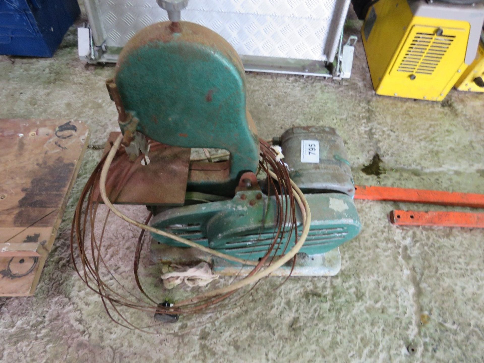 SMALL 240VOLT BANDSAW/FRETSAW. THIS LOT IS SOLD UNDER THE AUCTIONEERS MARGIN SCHEME, THEREFORE NO VA - Image 2 of 3