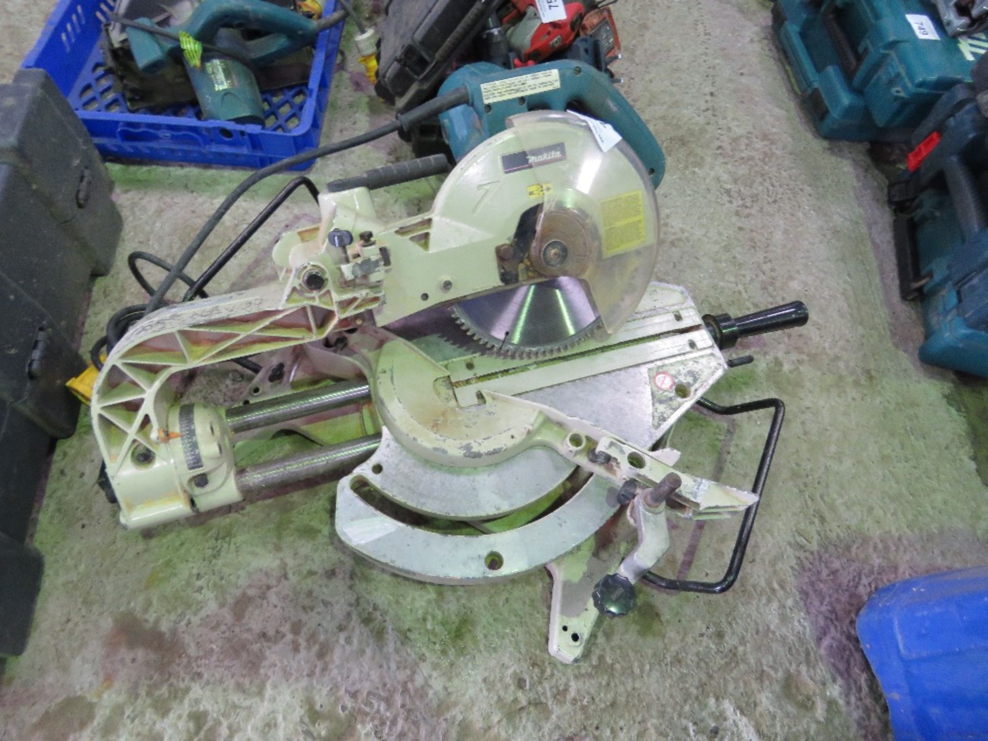 MAKITA 110V COMPOUND MITRE SAW THIS LOT IS SOLD UNDER THE AUCTIONEERS MARGIN SCHEME, THEREFORE NO V