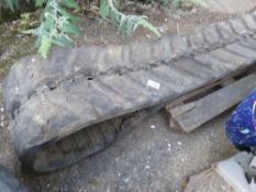 PART WORN TRACK FOR 8 TONNE BOBCAT/KUBOTA DIGGER SIZE MARKED AS: KB450X81.5X76. THIS LOT IS SOLD U