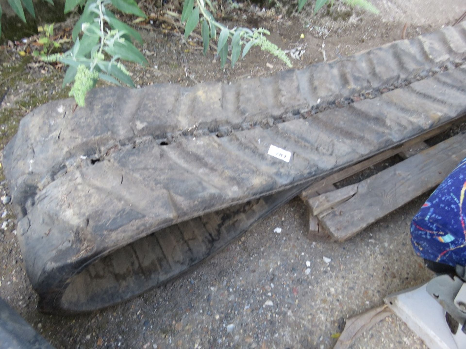 PART WORN TRACK FOR 8 TONNE BOBCAT/KUBOTA DIGGER SIZE MARKED AS: KB450X81.5X76. THIS LOT IS SOLD U