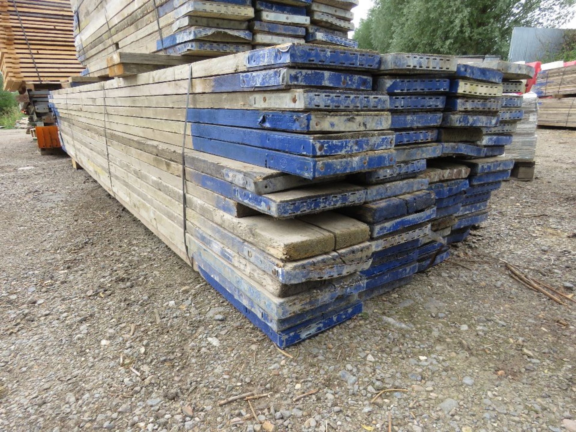 STACK OF 60 X PRE USED SCAFFOLD BOARDS, 3.9M LENGTH APPROX. THIS LOT IS SOLD UNDER THE AUCTIONEERS M