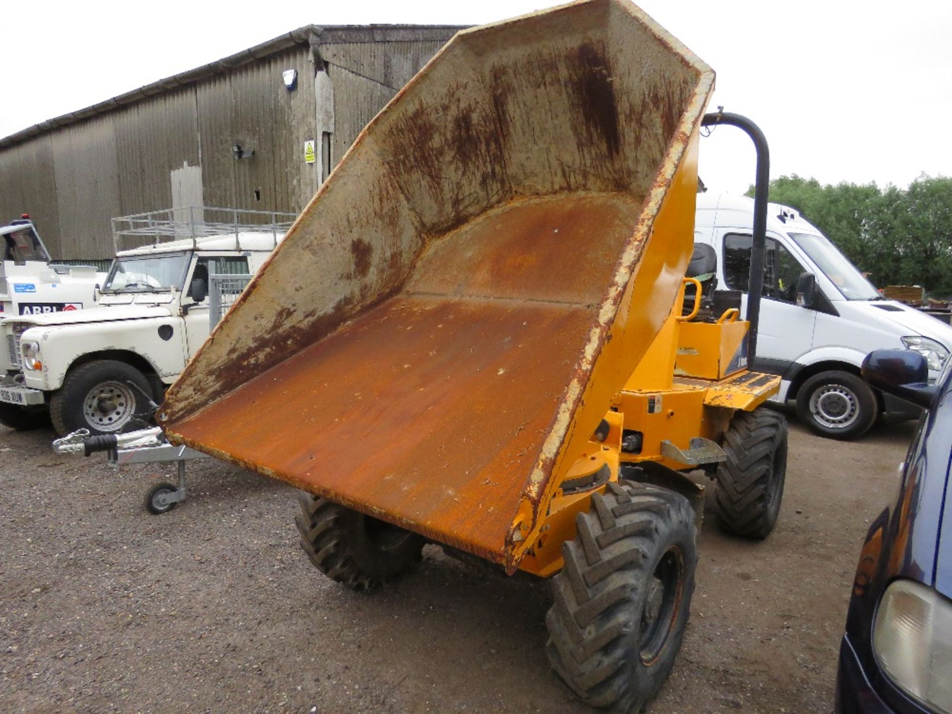 THWAITES 3 TONNE SWIVEL SKIP DUMPER, YEAR 2017 BUILD, 1497 REC HOURS. SN:SLCM573Z1711D7467. WHEN TE - Image 2 of 11