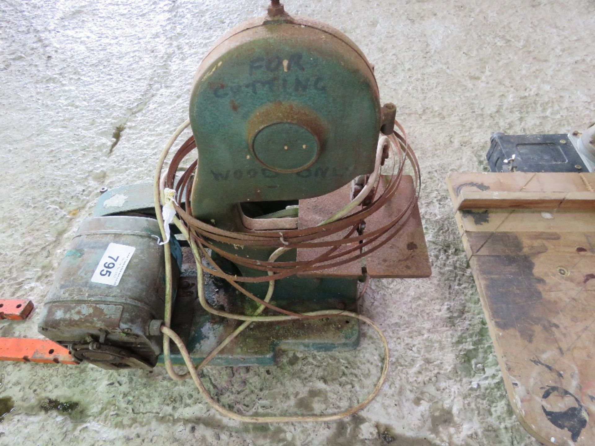 SMALL 240VOLT BANDSAW/FRETSAW. THIS LOT IS SOLD UNDER THE AUCTIONEERS MARGIN SCHEME, THEREFORE NO VA - Image 3 of 3