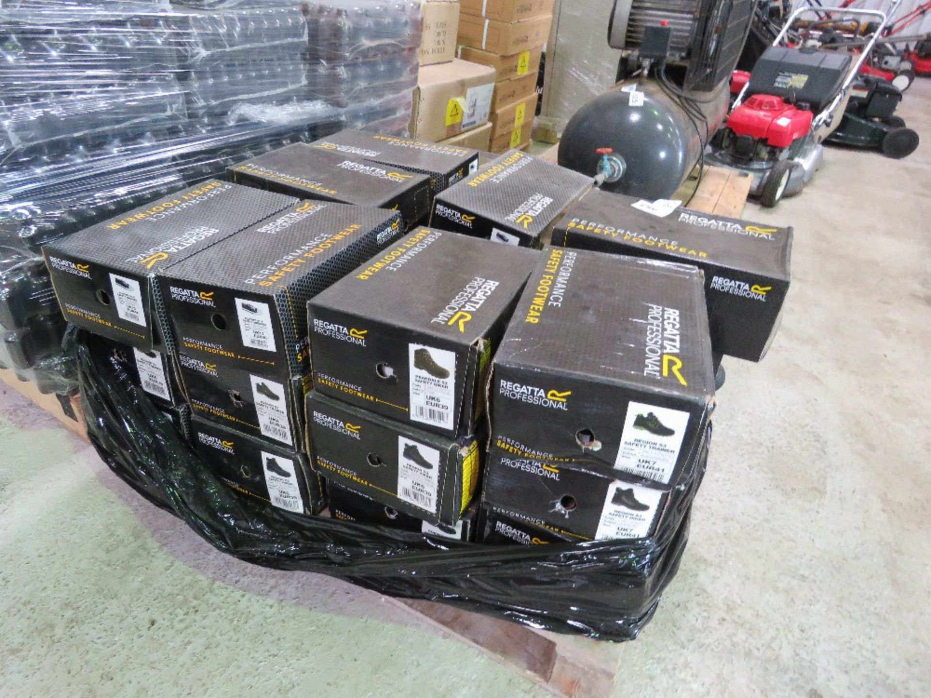 PALLET CONTAINING APPROXIMATELY 28 X PAIRS OF REGATTA BOOTS. - Image 2 of 4