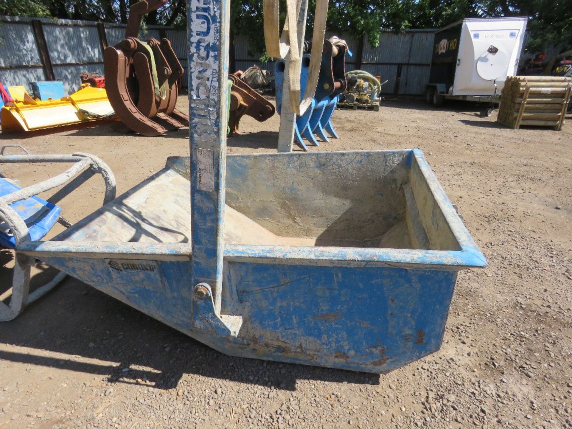 CONCRETE BOAT SKIP. DIRECT FROM A LOCAL GROUNDWORKS COMPANY AS PART OF THEIR RESTRUCTURING PROGRA - Bild 3 aus 5