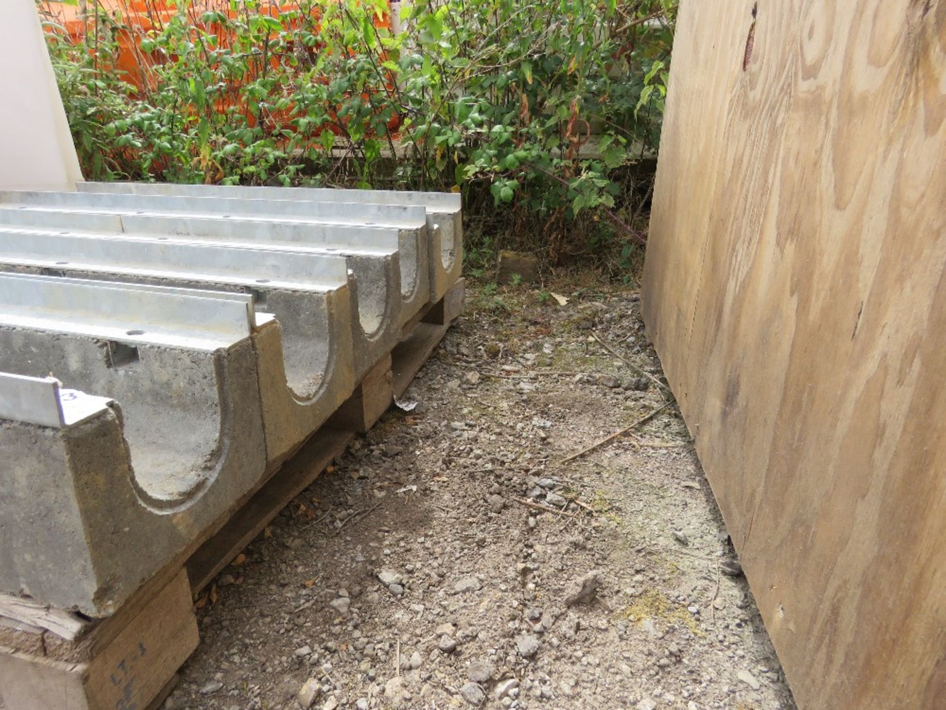 5 X CONCRETE DRAINAGE CHANNELS, NO GRILLES. THIS LOT IS SOLD UNDER THE AUCTIONEERS MARGIN SCHEME, TH - Image 3 of 3