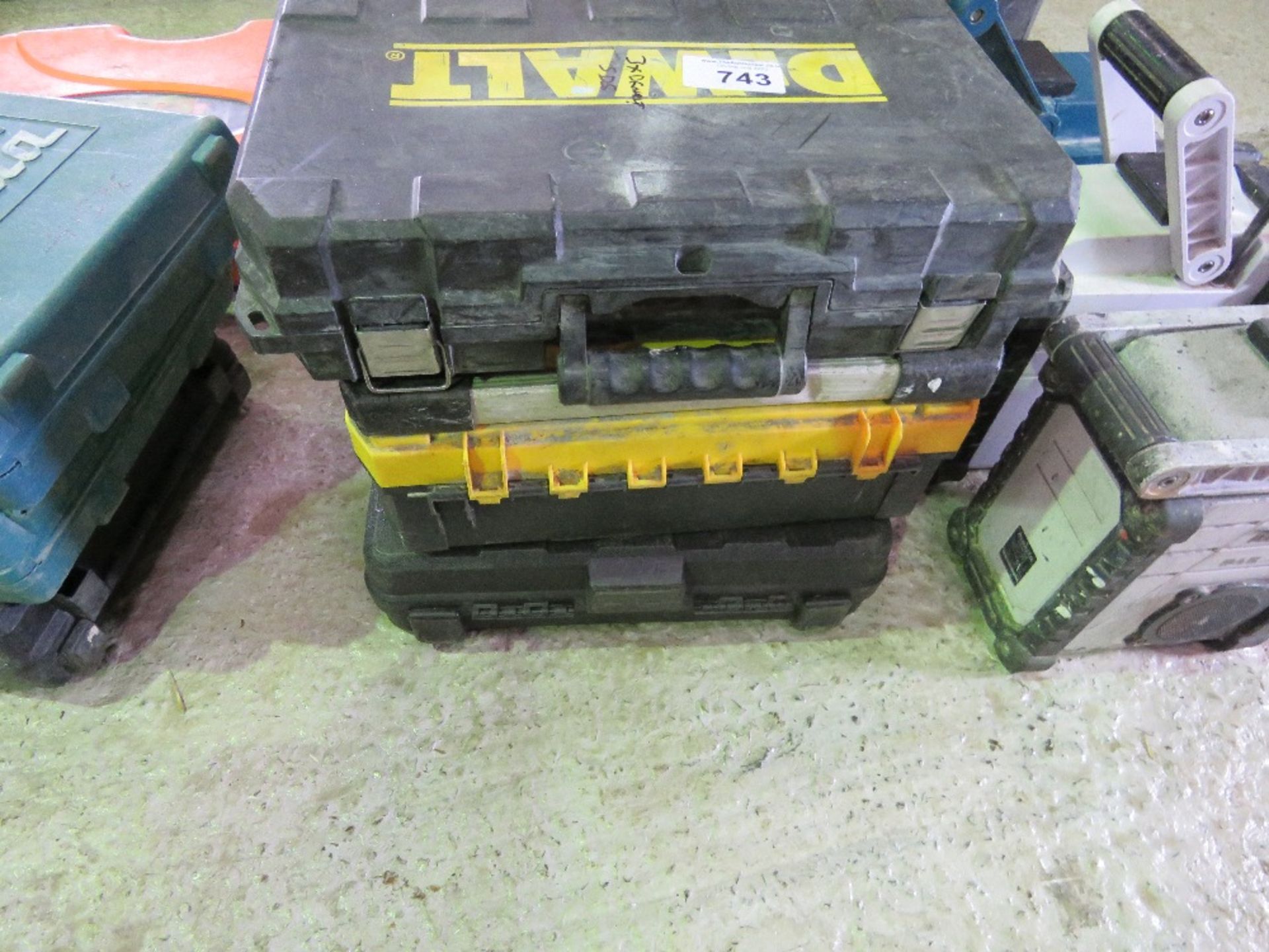 3X DEWALT SDS DRILLS THIS LOT IS SOLD UNDER THE AUCTIONEERS MARGIN SCHEME, THEREFORE NO VAT WILL BE - Image 2 of 4