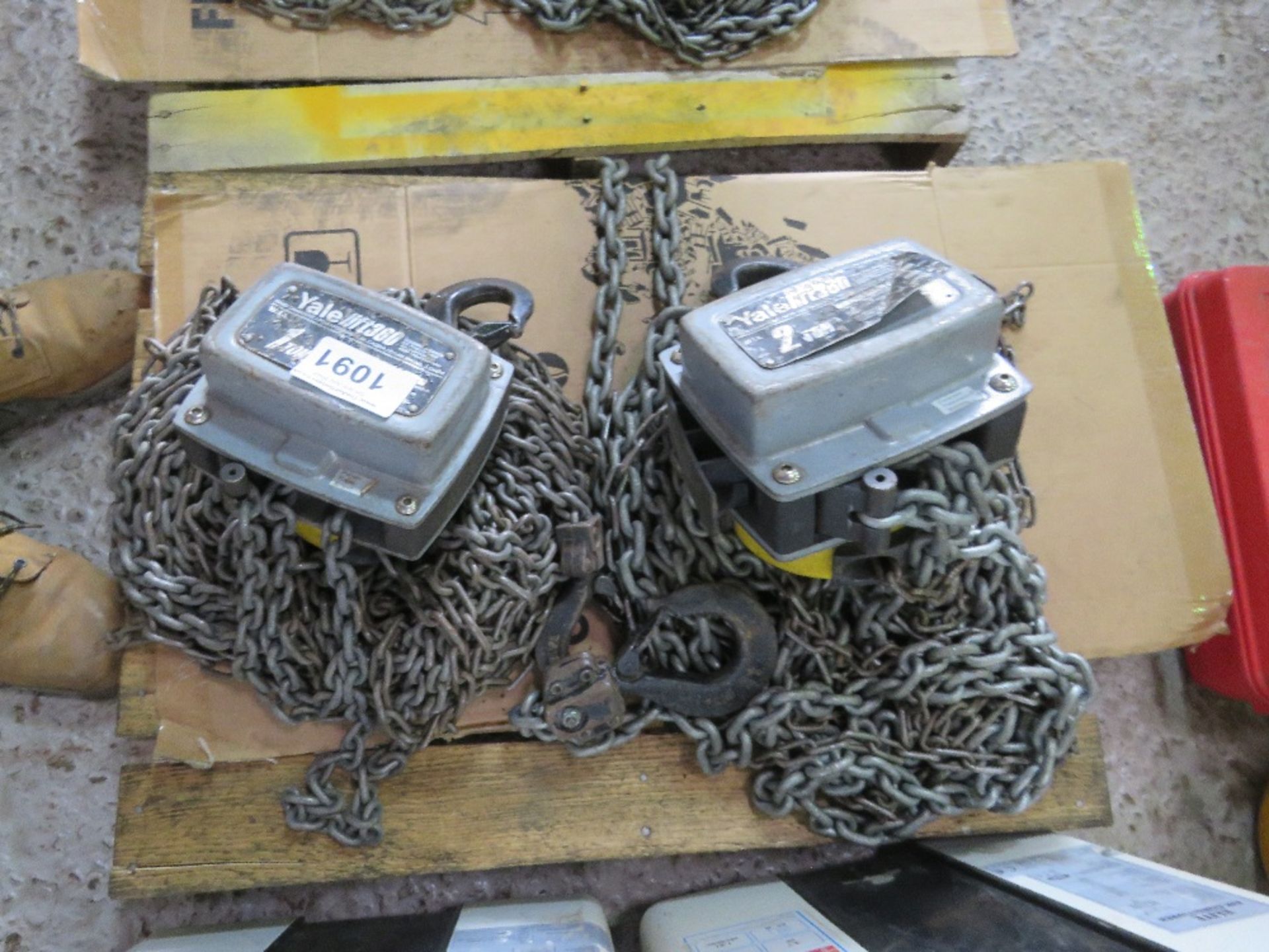 2 X YALE CHAIN HOISTS: 1TONNE AND 2 TONNE RATED. - Image 2 of 3