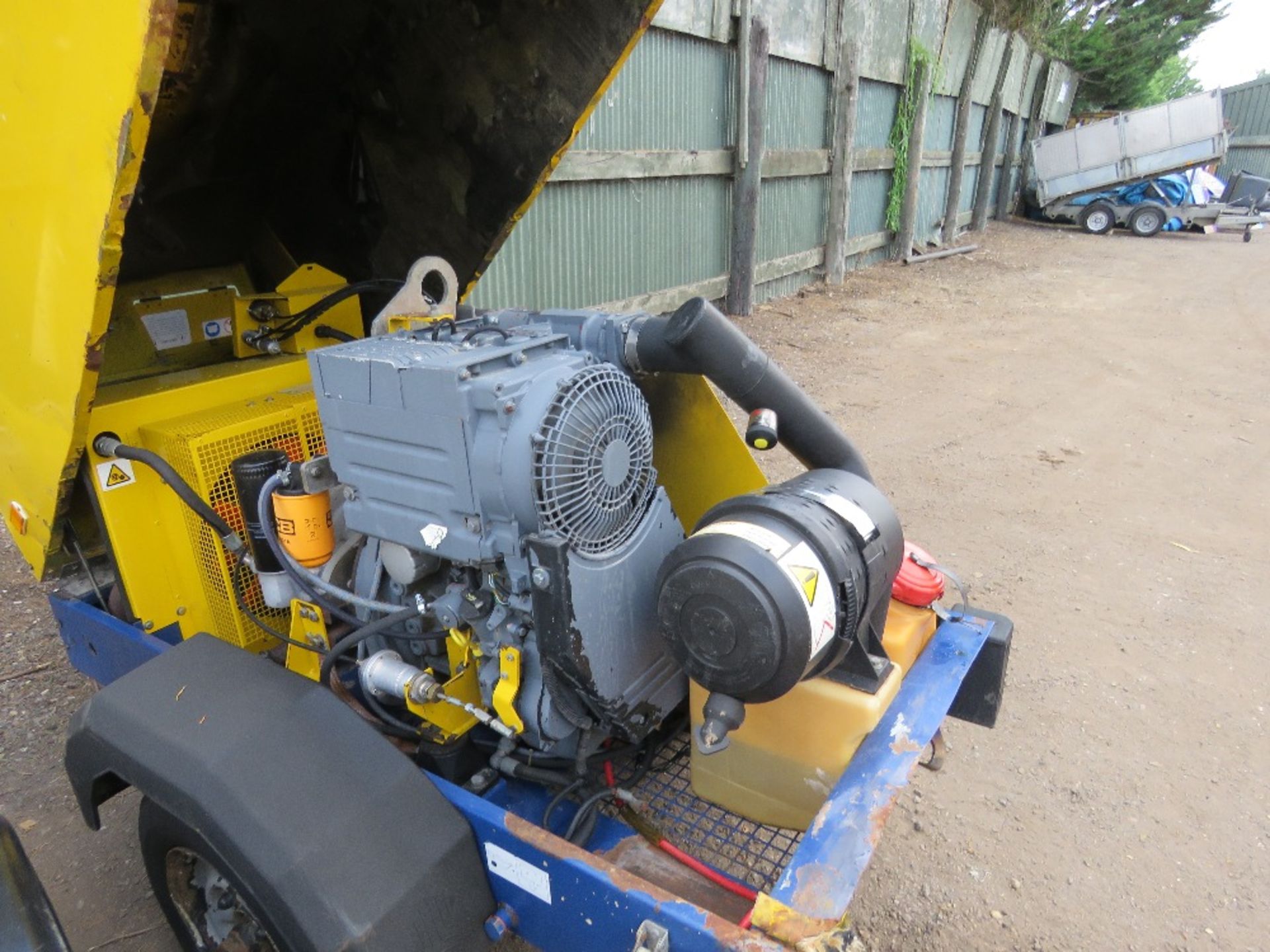 COMPAIR TOWED COMPRESSOR WITH DEUTZ ENGINE. WHEN TESTED WAS SEEN TO RUN AND MAKE AIR. - Image 5 of 5