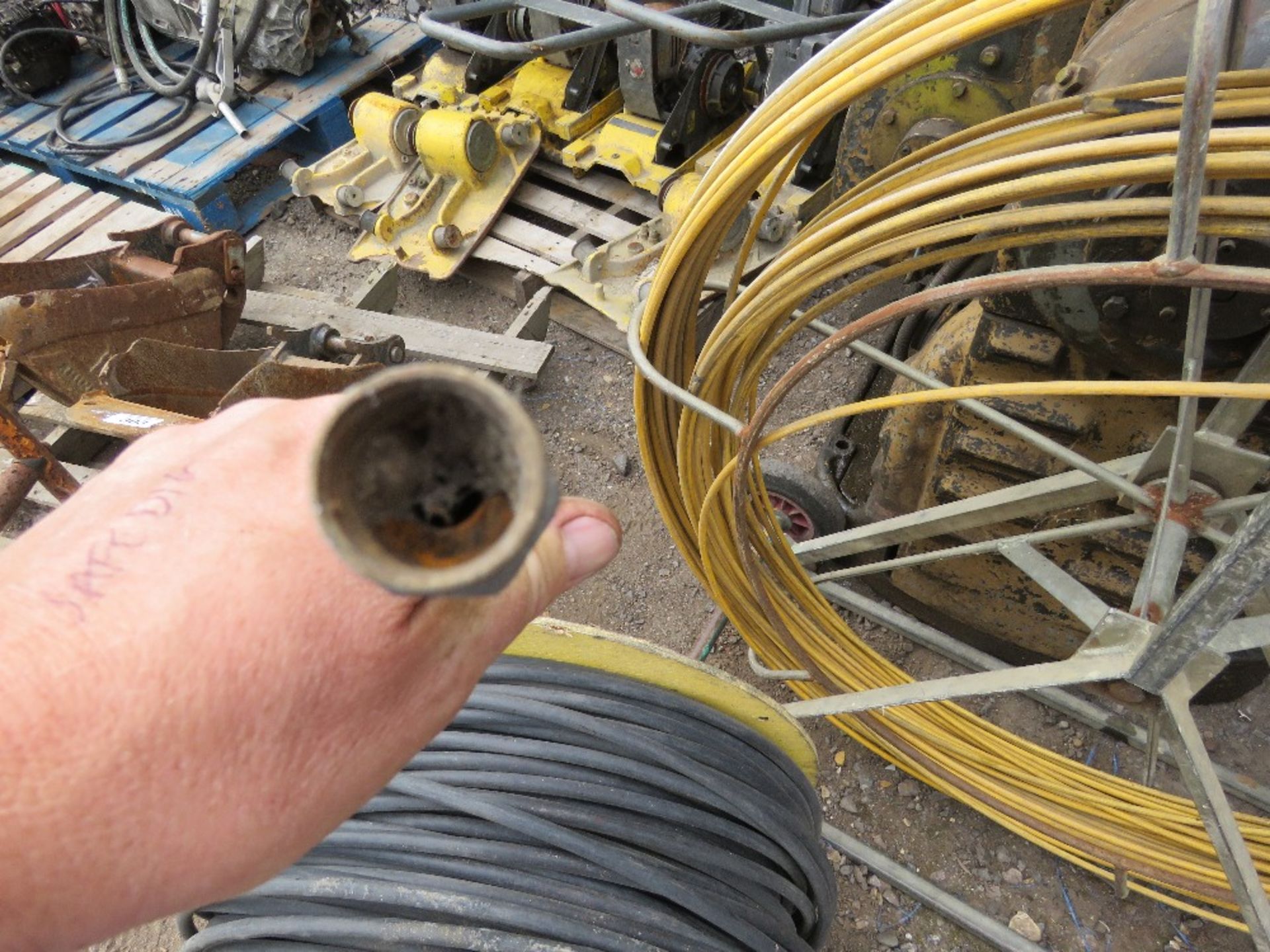 ROLL OF SMALL BORE PIPE ON A REEL STAND. - Image 2 of 3