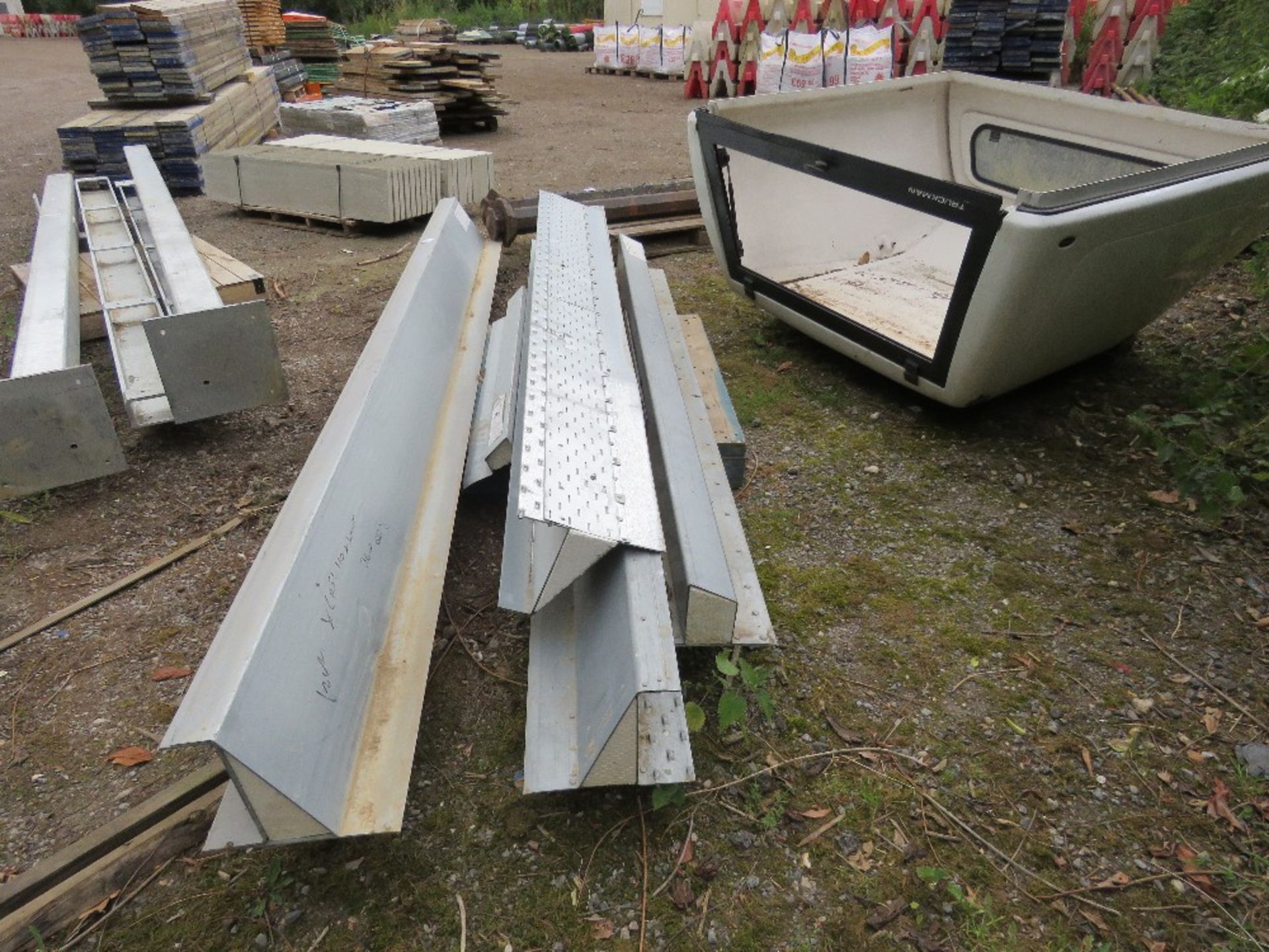6 X STEEL LINTELS, 4FT -12FT APPROX. THIS LOT IS SOLD UNDER THE AUCTIONEERS MARGIN SCHEME, THEREFORE - Image 4 of 4