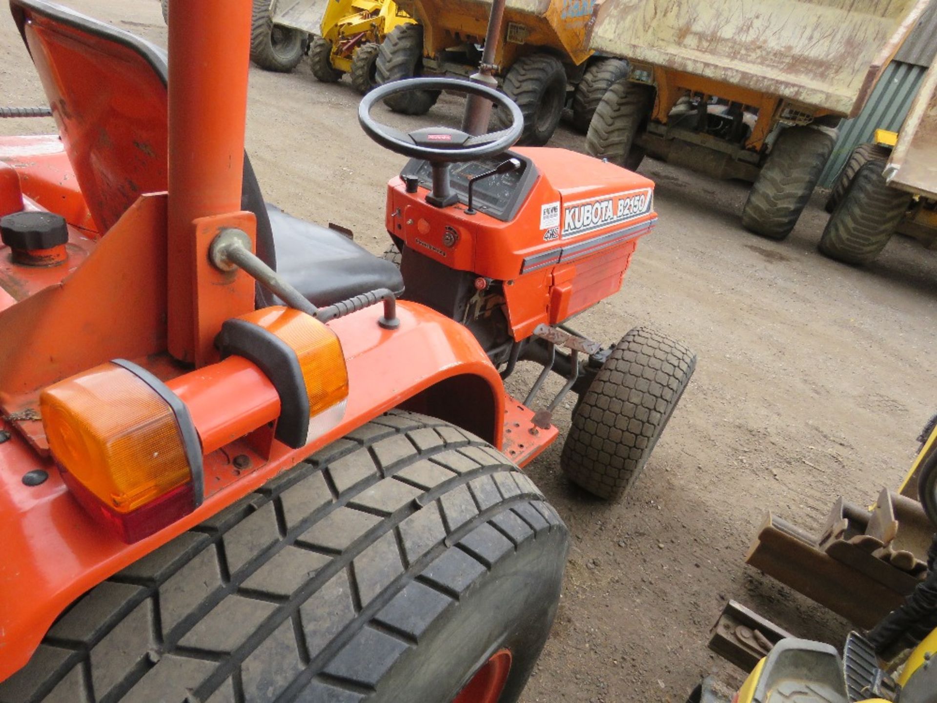 KUBOTA B2150 4WD TRACTOR ON GRASS TYRES. PREVIOUS GOLF CLUB USEAGE. MANUAL GEARBOX. 1508 REC HOURS. - Image 9 of 9