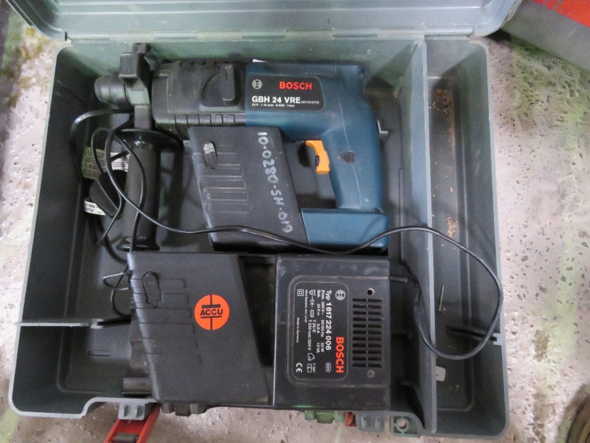 2 X BOSCH 24VOLT BATTERY DRILLS. THIS LOT IS SOLD UNDER THE AUCTIONEERS MARGIN SCHEME, THEREFORE NO - Image 4 of 5