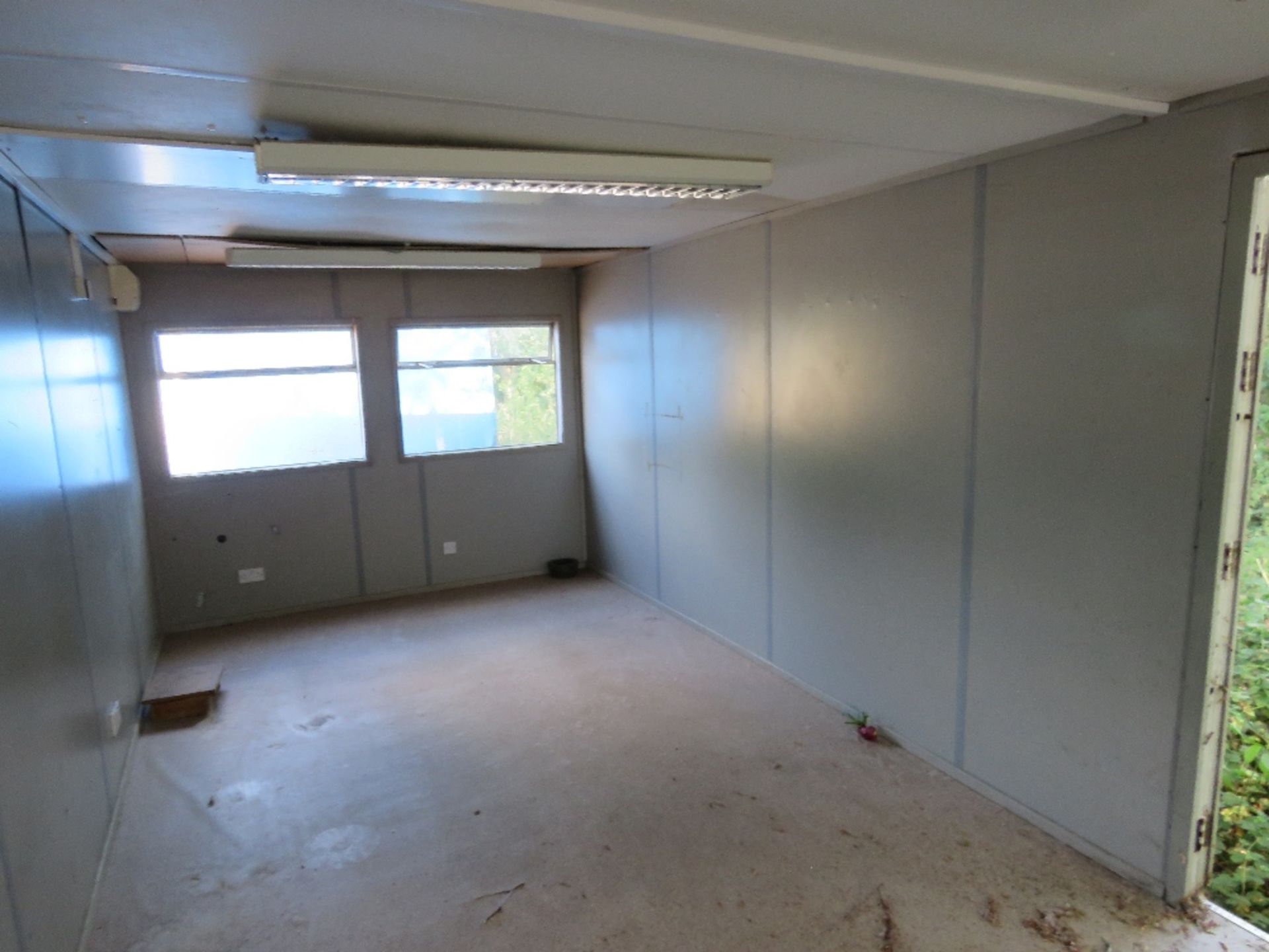 32FT SITE CABIN OFFICE. PREVIOUSLY USED ON HOUSE BUILDING PROJECT. - Image 5 of 12