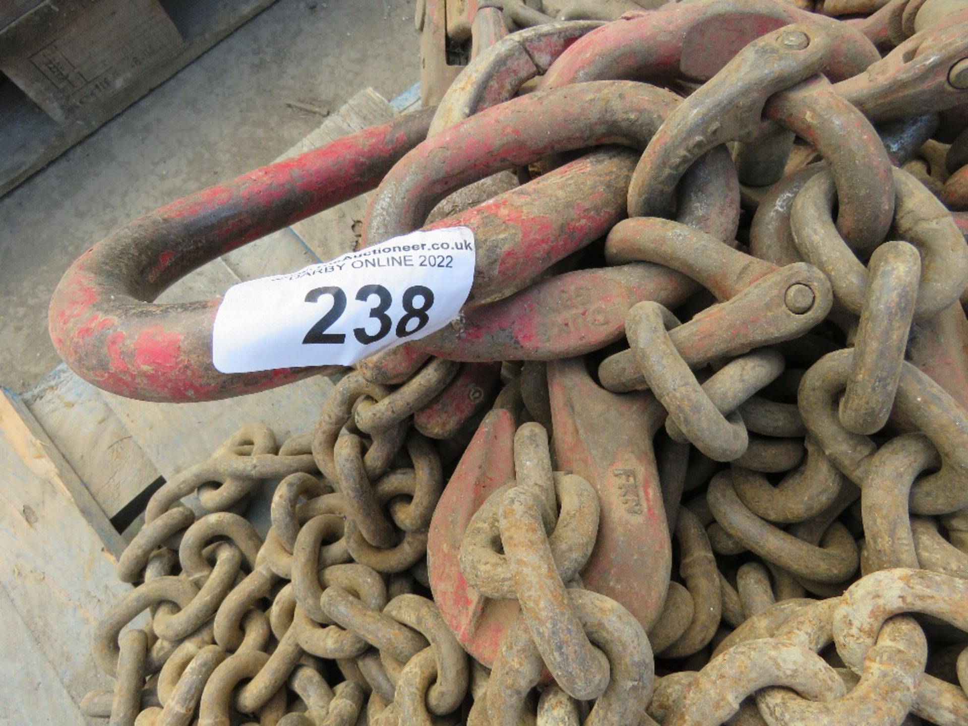 PALLET CONTAINING 5 X HEAVY DUTY LIFTING CHAINS WITH SHORTENERS. LOT LOCATION: SS13 1EF, BASILDON, E - Image 3 of 3