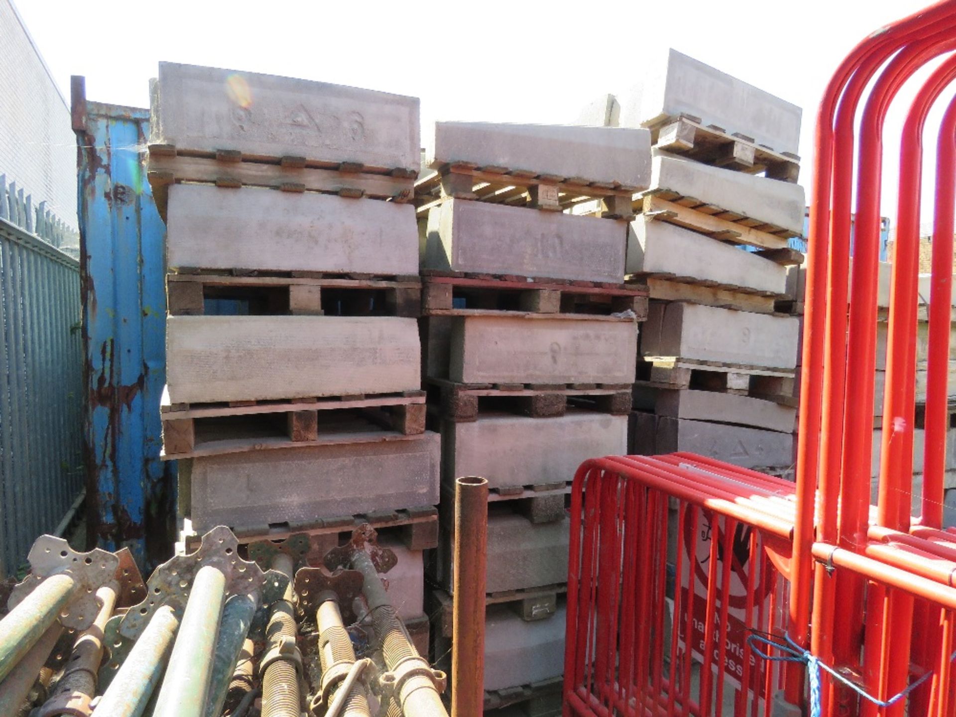 6 STACKS OF PALLETISED CONCRETE KERBS. LOT LOCATION: SS13 1EF, BASILDON, ESSEX. - Image 4 of 7