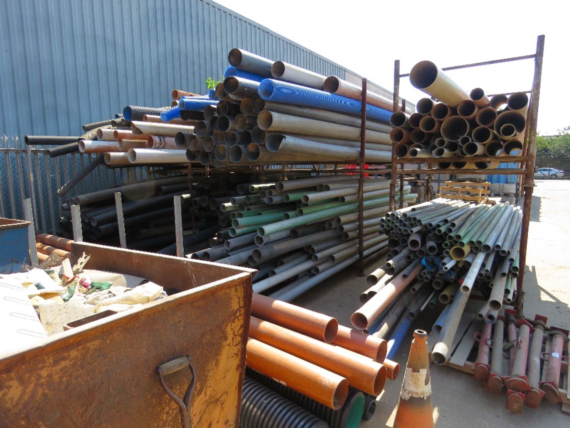 8 X LARGE STILLAGES OF PLASTIC DRAINAGE AND DUCTING PIPES. LOT LOCATION: SS13 1EF, BASILDON, ESSEX. - Image 12 of 14