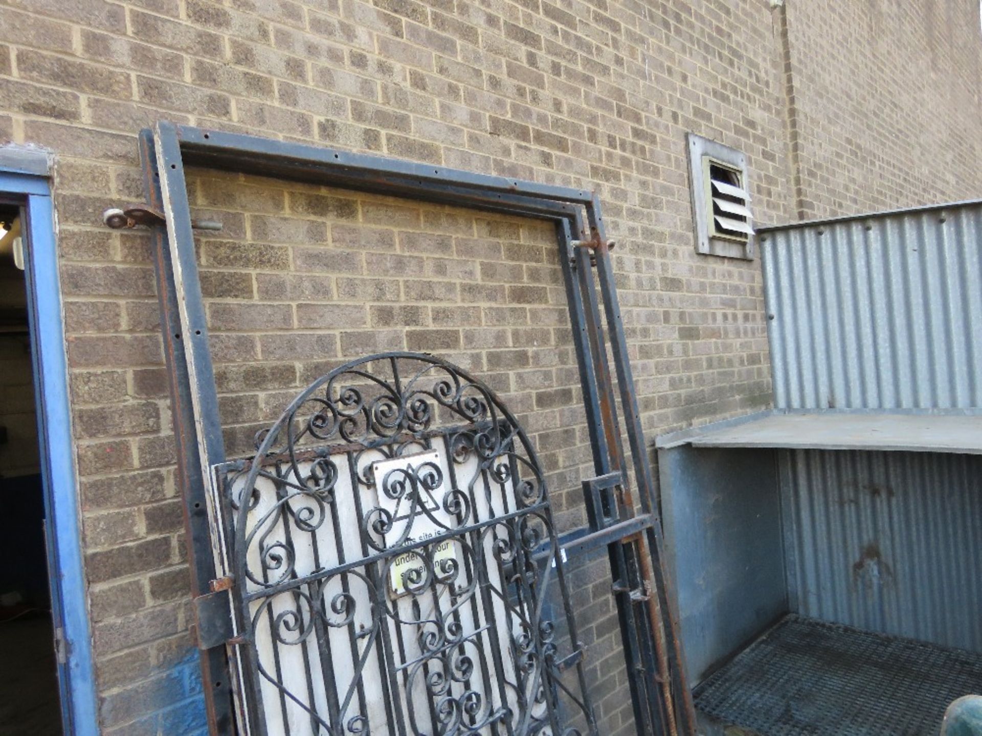 3 X METAL YARD GATE FRAMES PLUS 2 X ORNATE GARDEN GATES. LOT LOCATION: SS13 1EF, BASILDON, ESSEX. - Image 2 of 4