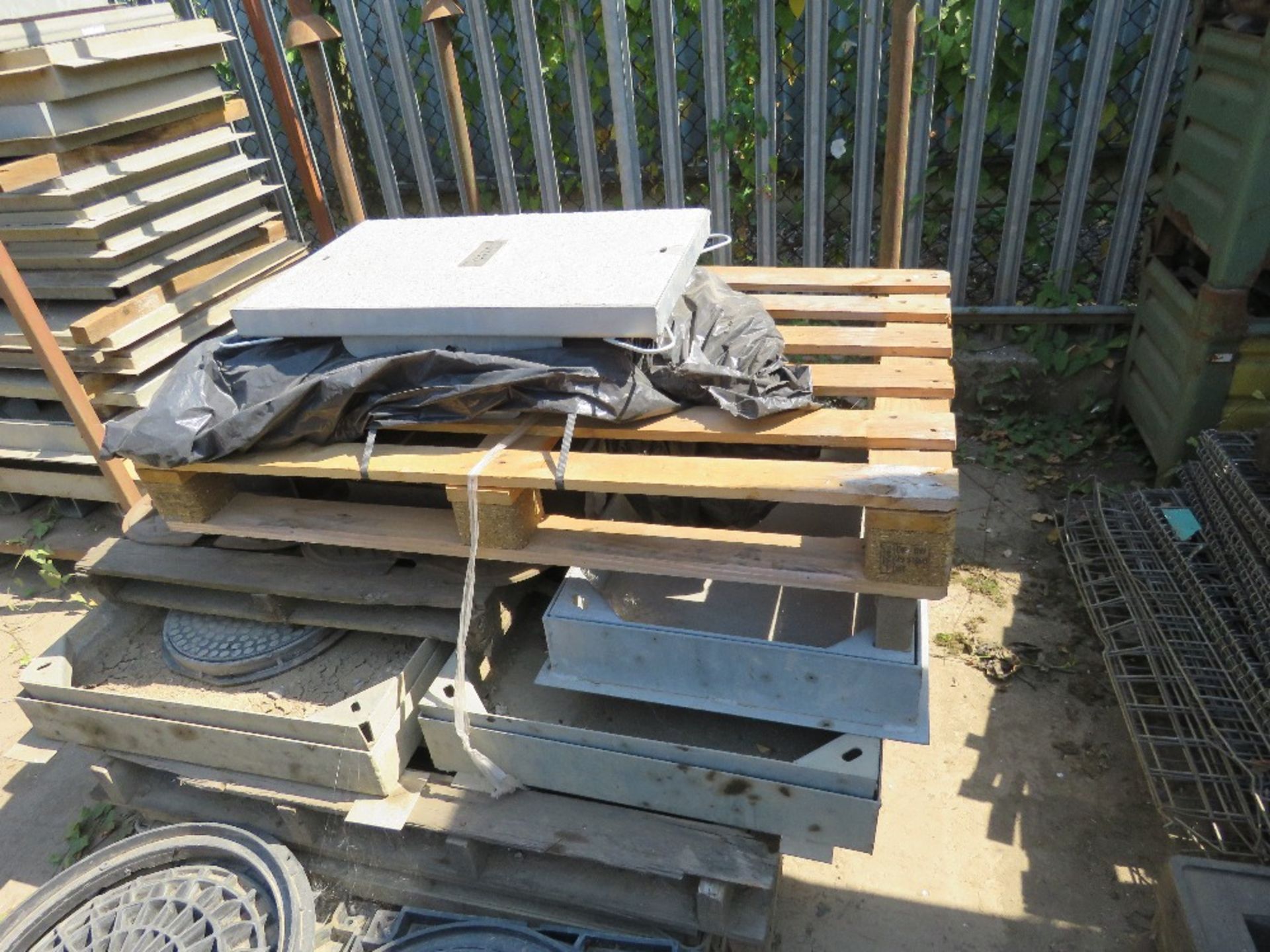 LARGE QUANTITY OF DRAINAGE MANHOLE COVERS AND SURROUNDS ETC, MAINLY PLASTIC. LOT LOCATION: SS13 1EF, - Image 4 of 4
