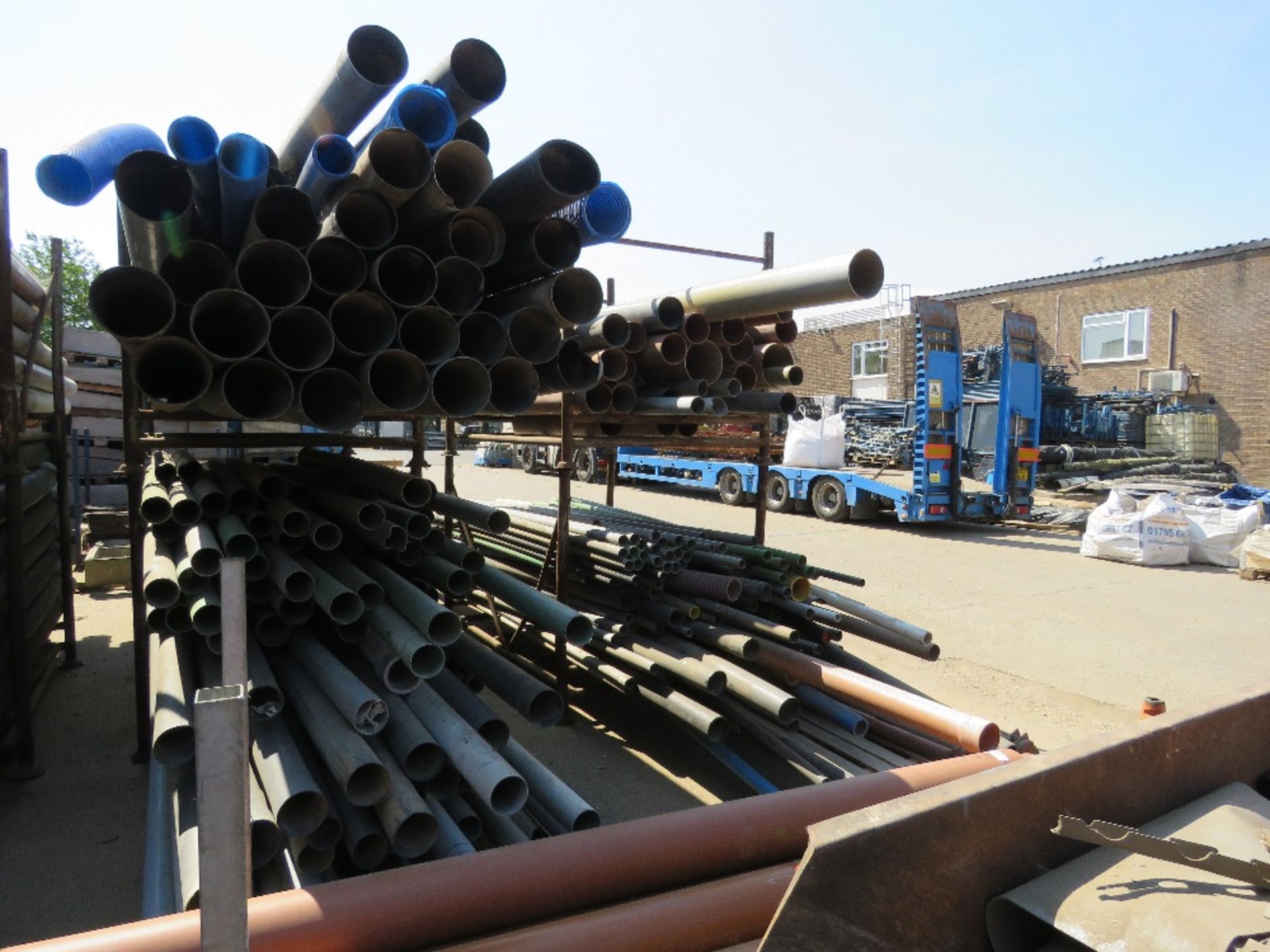 8 X LARGE STILLAGES OF PLASTIC DRAINAGE AND DUCTING PIPES. LOT LOCATION: SS13 1EF, BASILDON, ESSEX. - Image 14 of 14