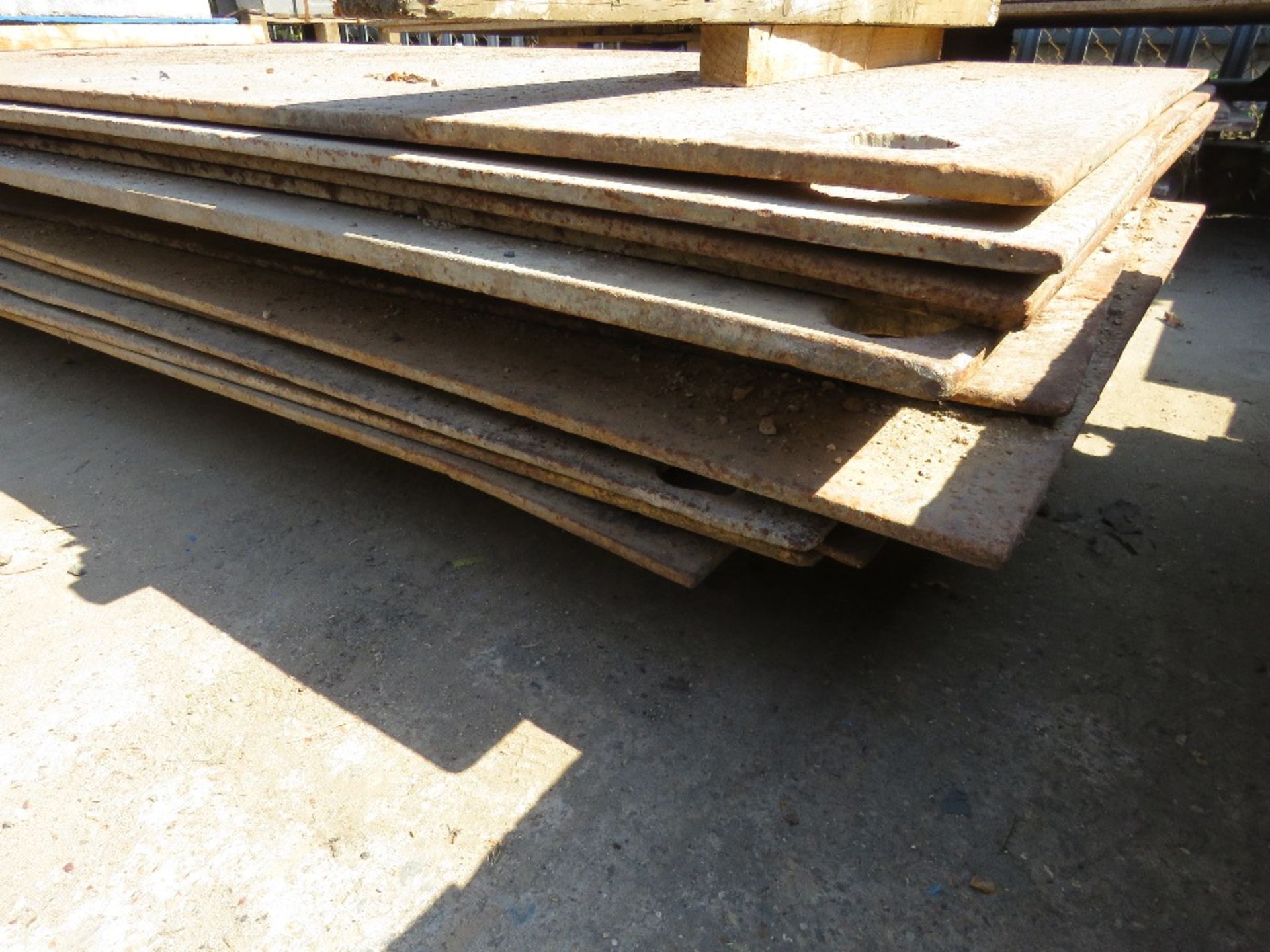 12 X STEEL ROAD PLATES. LOT LOCATION: SS13 1EF, BASILDON, ESSEX. - Image 3 of 4