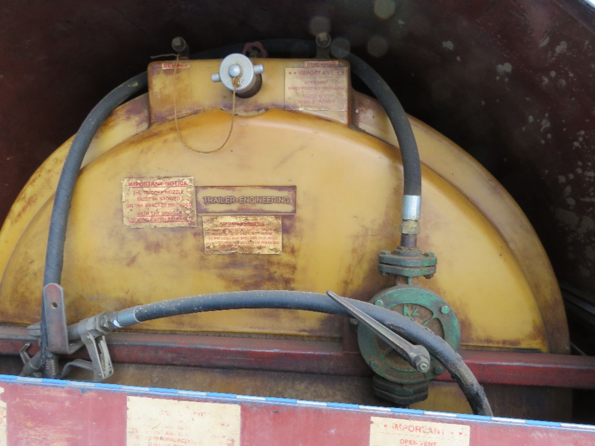 TRAILER ENGINEERING 500 GALLON SINGLE AXLED BUNDED DIESEL BOWSER WITH HAND PUMP, HOSE AND GUN. PN:FB - Image 4 of 6