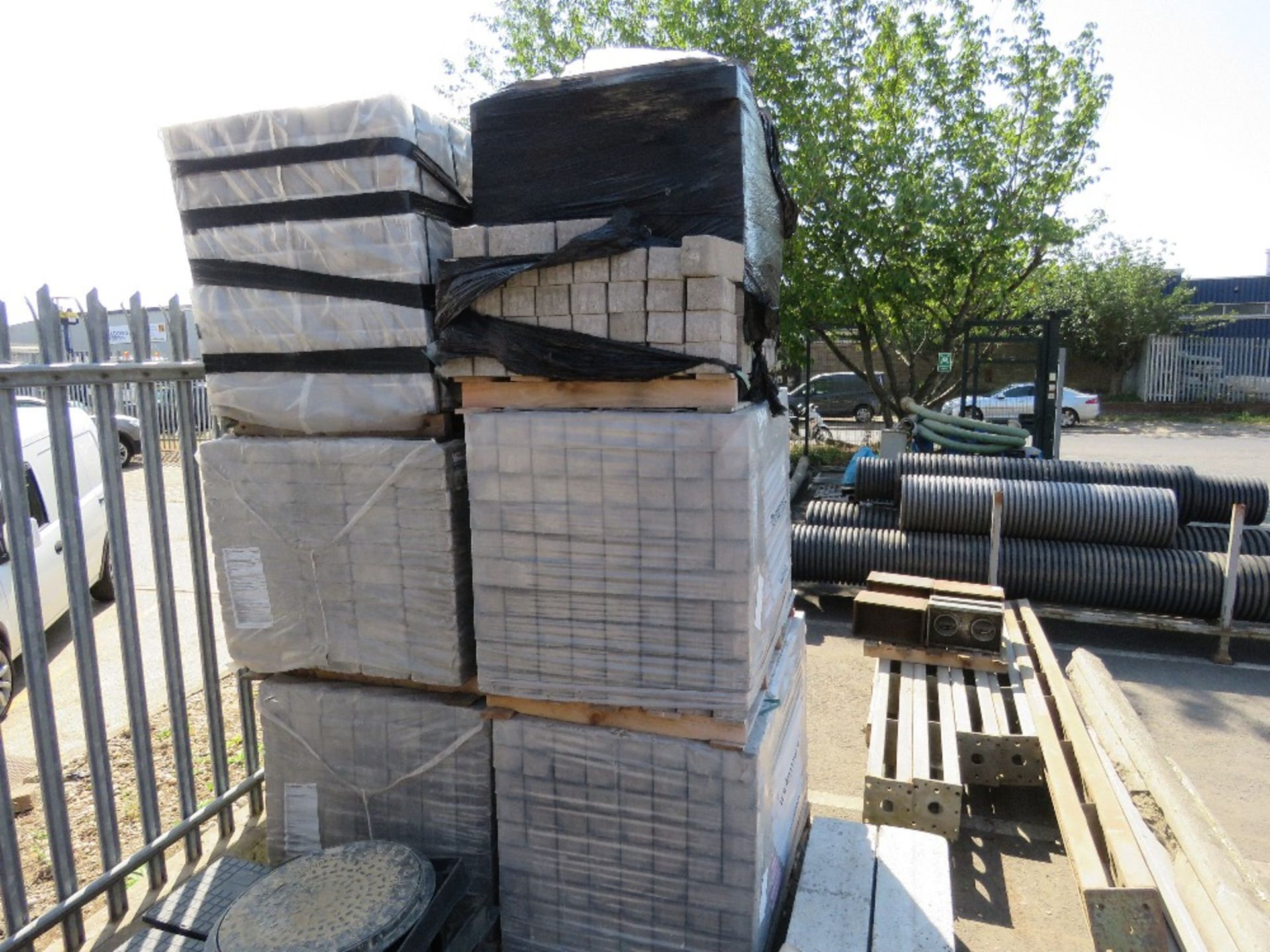 6 X PALLETS OF GREY BLOCK PAVERS. LOT LOCATION: SS13 1EF, BASILDON, ESSEX. - Image 3 of 3