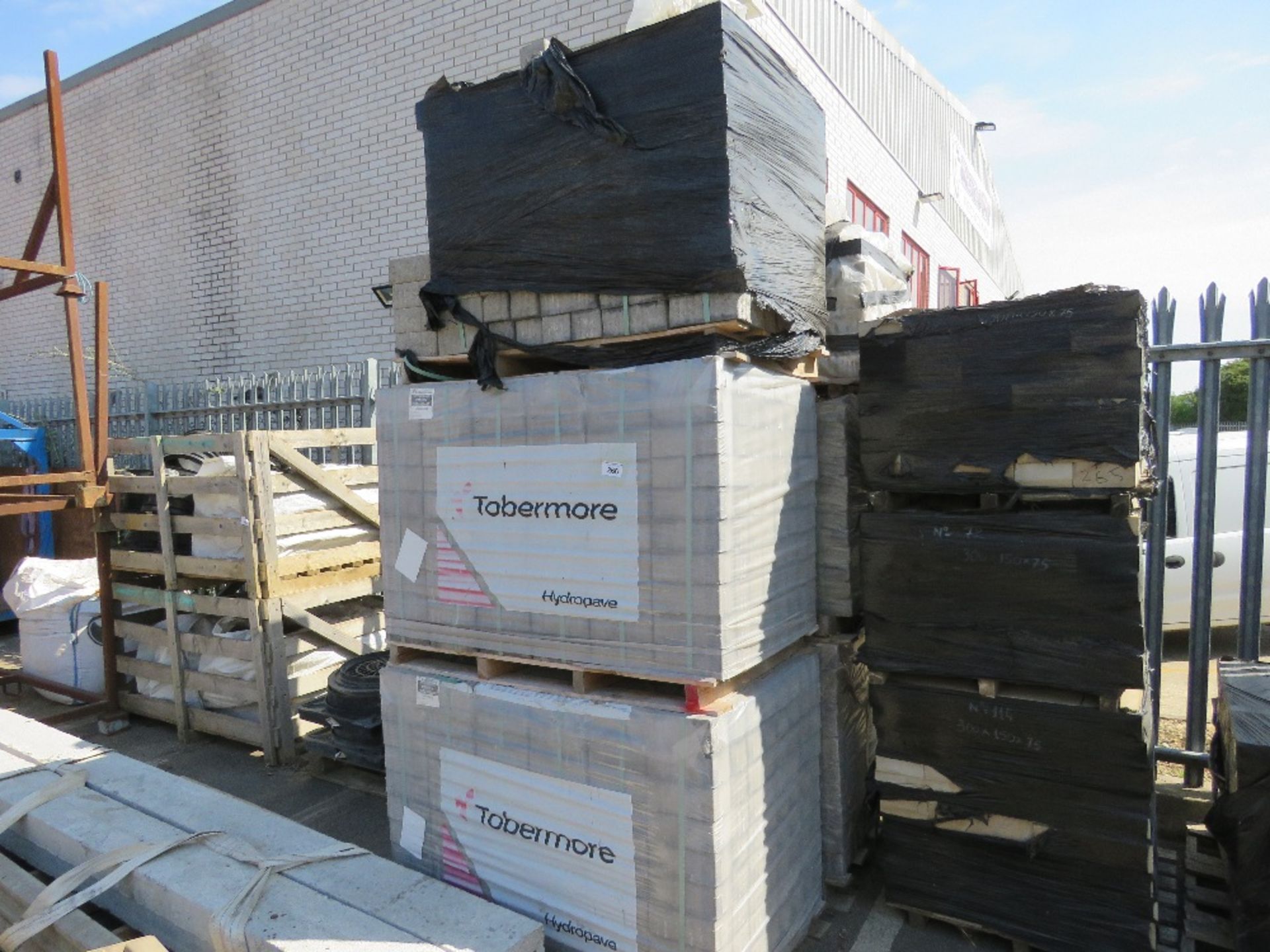 6 X PALLETS OF GREY BLOCK PAVERS. LOT LOCATION: SS13 1EF, BASILDON, ESSEX. - Image 2 of 3