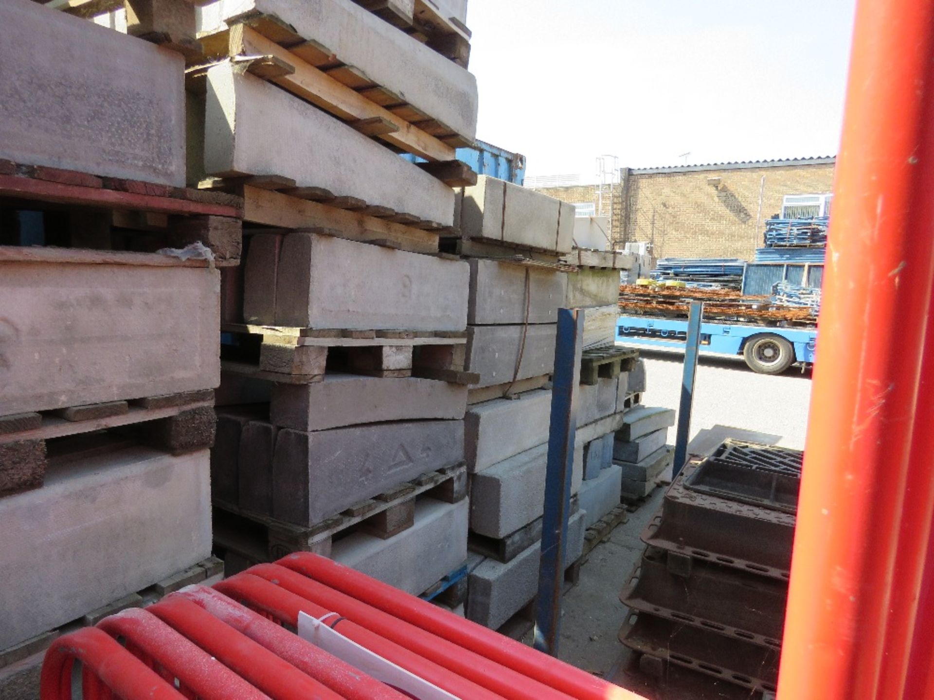6 STACKS OF PALLETISED CONCRETE KERBS. LOT LOCATION: SS13 1EF, BASILDON, ESSEX. - Image 5 of 7