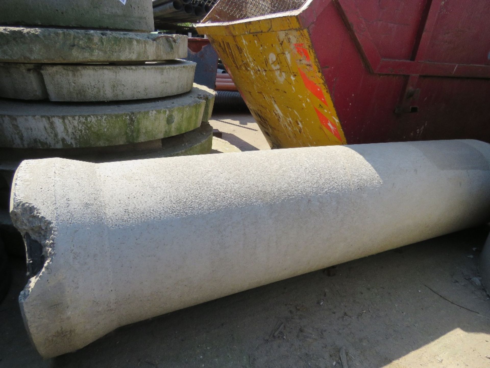 ASSORTED CONCRETE MANHOLE RINGS, TOPS AND A LARGE PIPE. LOT LOCATION: SS13 1EF, BASILDON, ESSEX. - Image 6 of 10