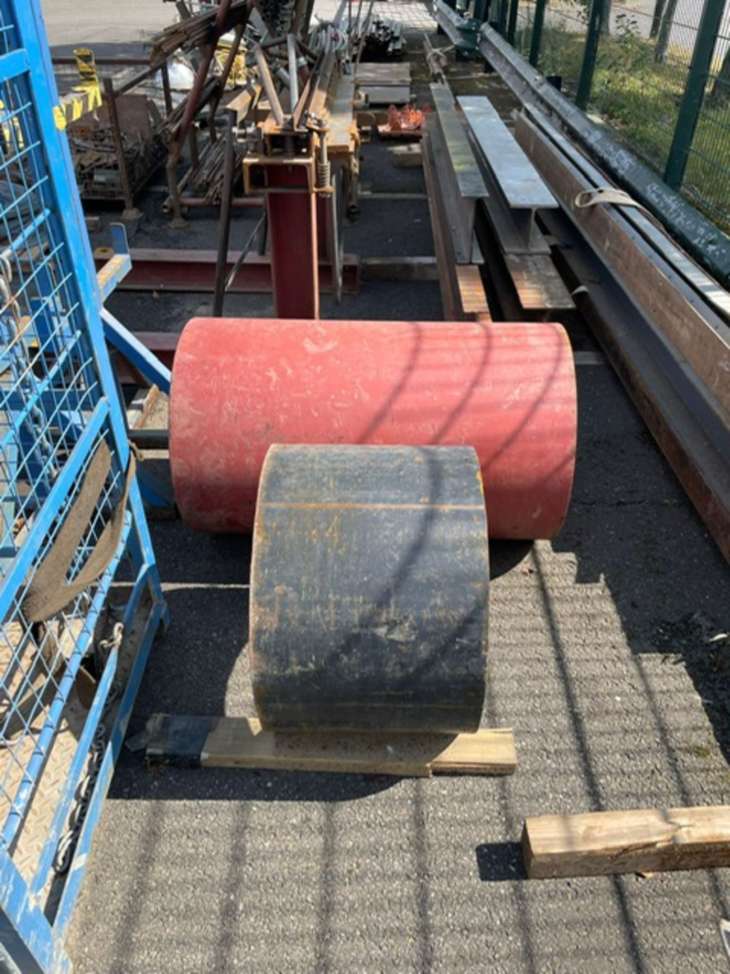 2 X HEAVY DUTY STEEL PIPE OFFCUTS. LOT LOCATION: SS13 1EF, BASILDON, ESSEX.