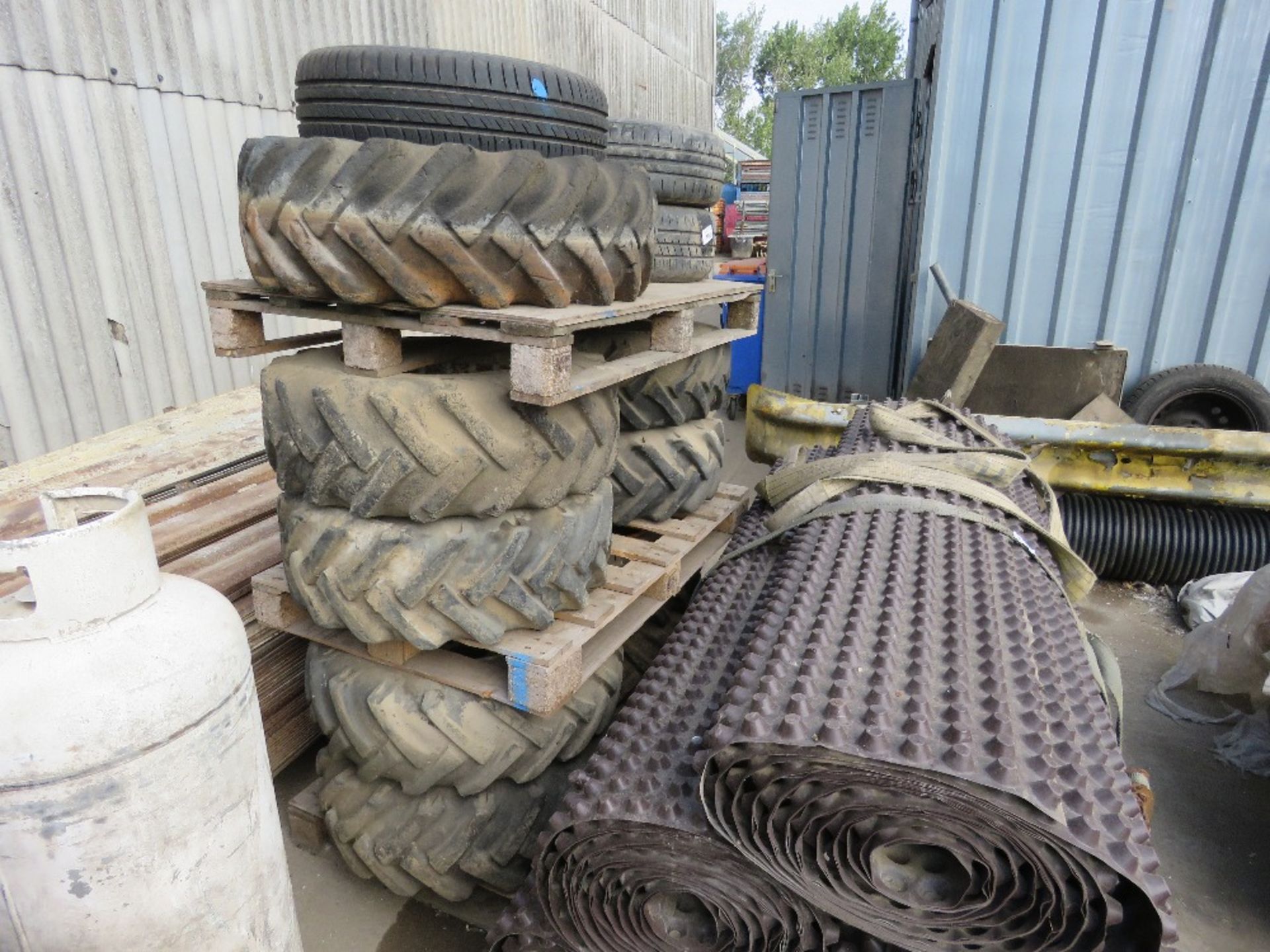 3 X PALLETS OF ASSORTED MACHINERY WHEELS AND TYRES INCLUDING 8 X HIGH TIP DUMPER WHEELS. LOT LOCATI - Image 2 of 3